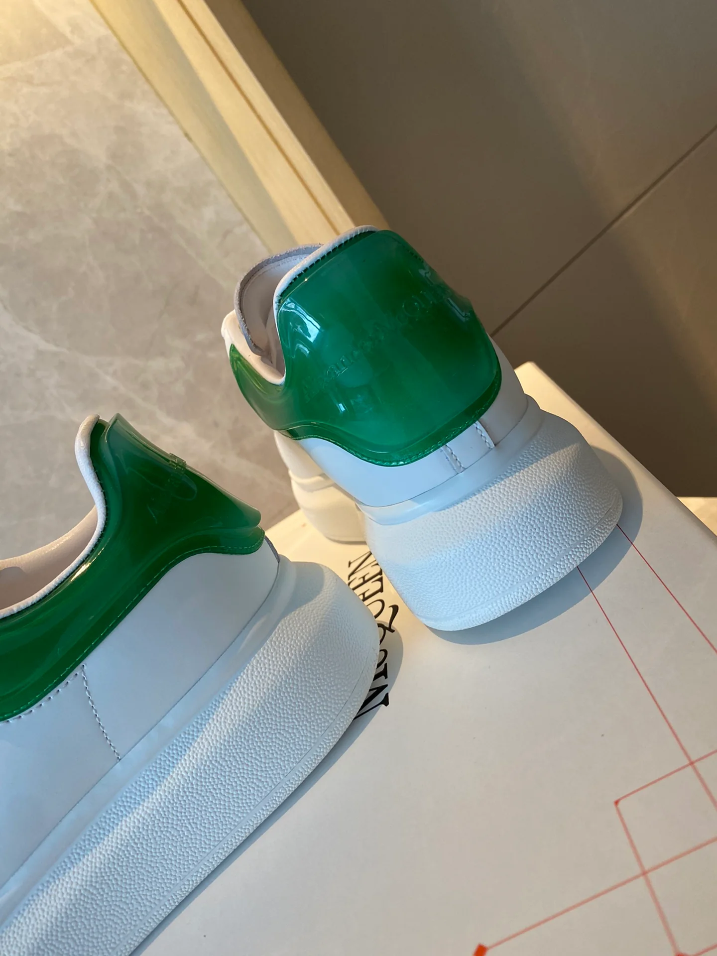 Классические белые кроссовки McQueen - на каблуке-резинке - зеленые