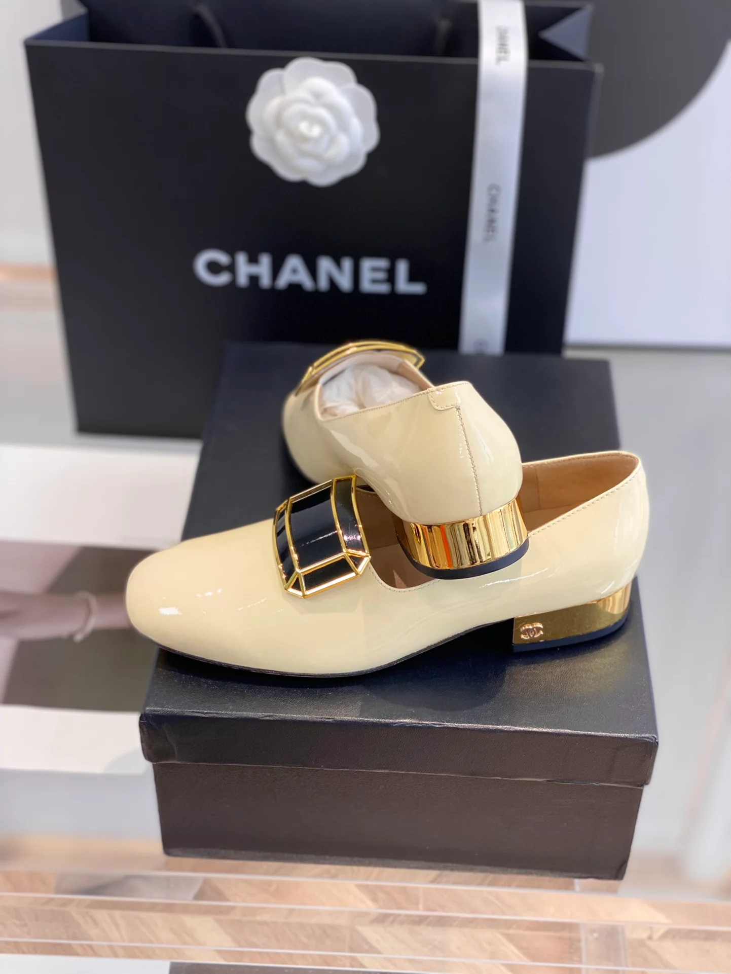 Chanel - Лоферы с пряжкой, украшенной драгоценными камнями