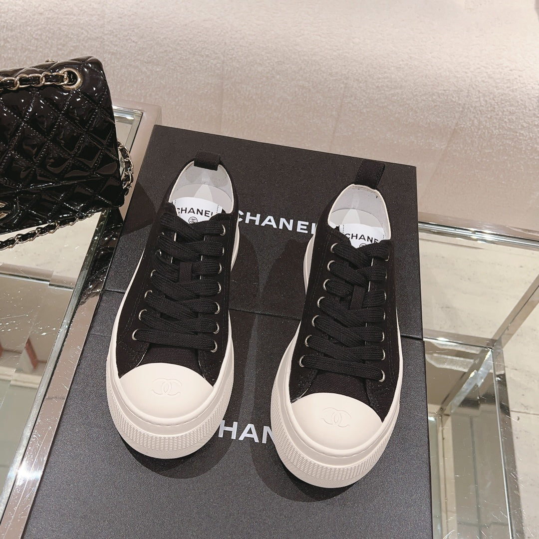 Новинка сезона ?Ранняя осень 2023? от Chanel — Простые парусиновые туфли на платформе — Черные