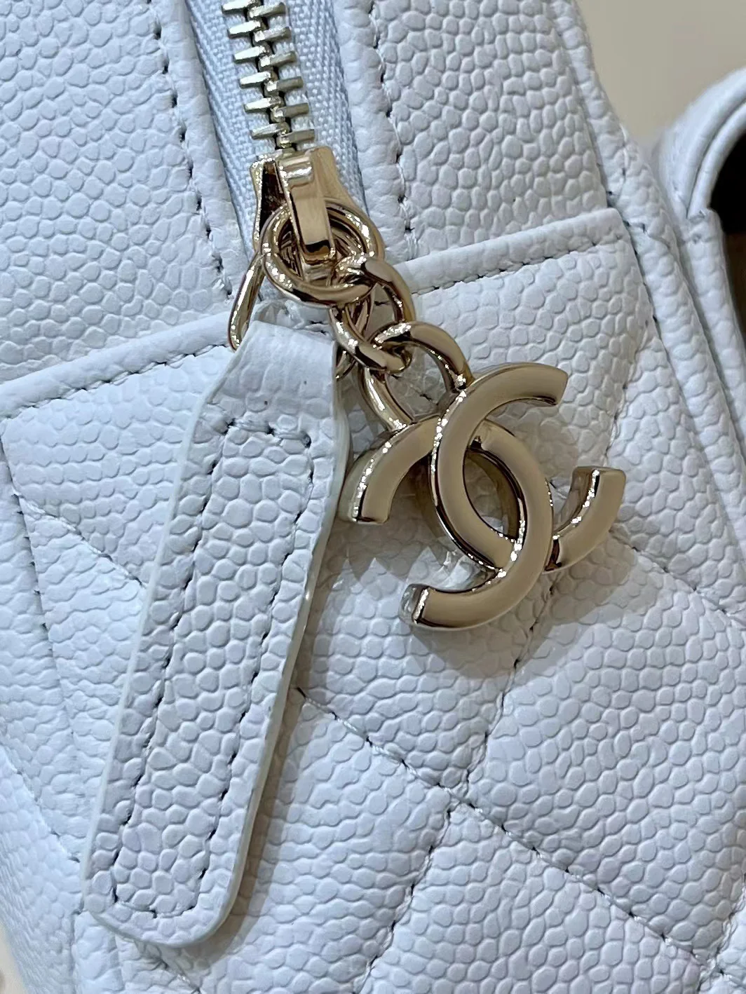 Новый оригинальный мини-рюкзак Chanel 24c - белый