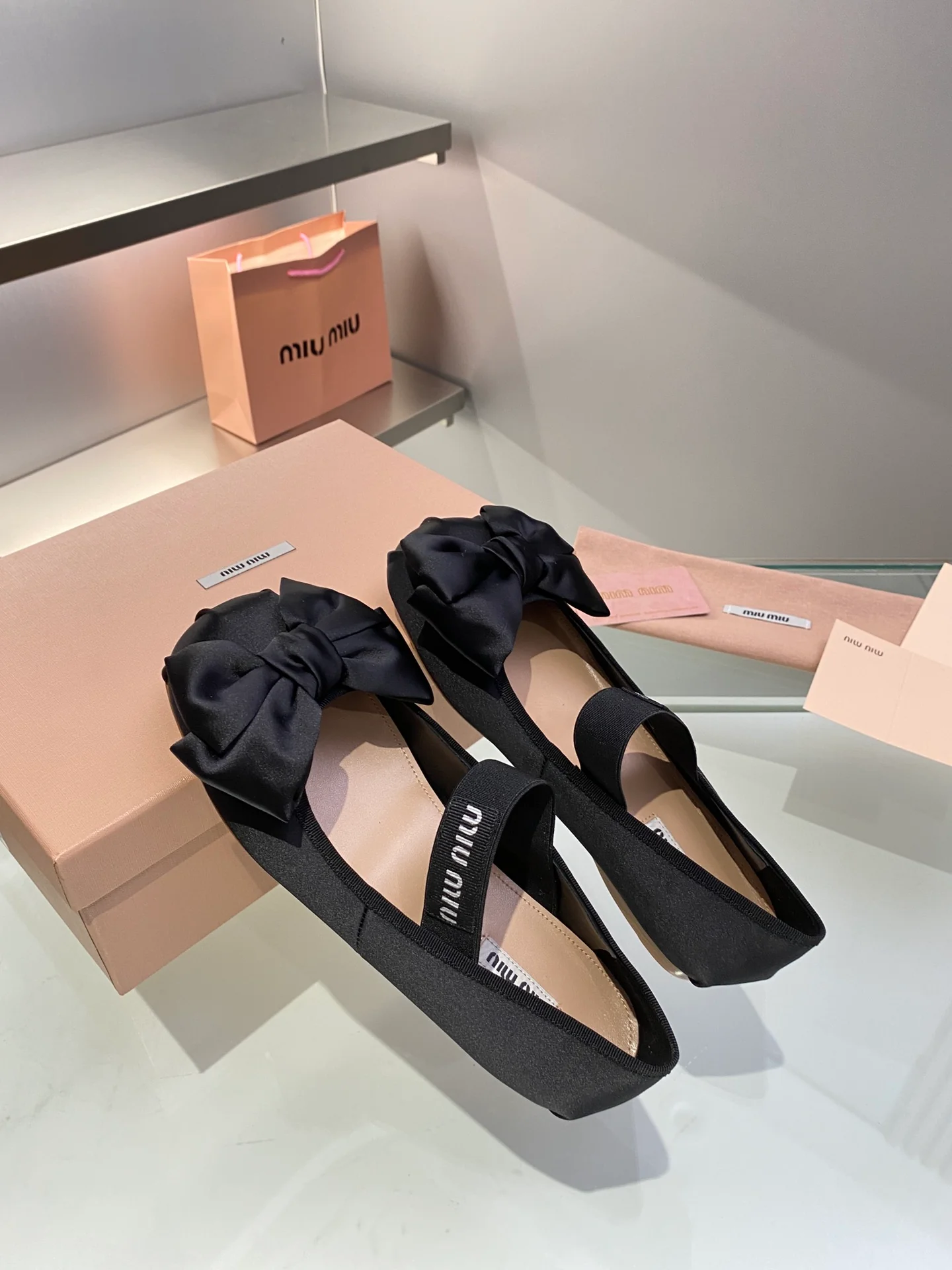 Новинка весны 2022 года от Miu Miu - Балетки с бантом - Черные