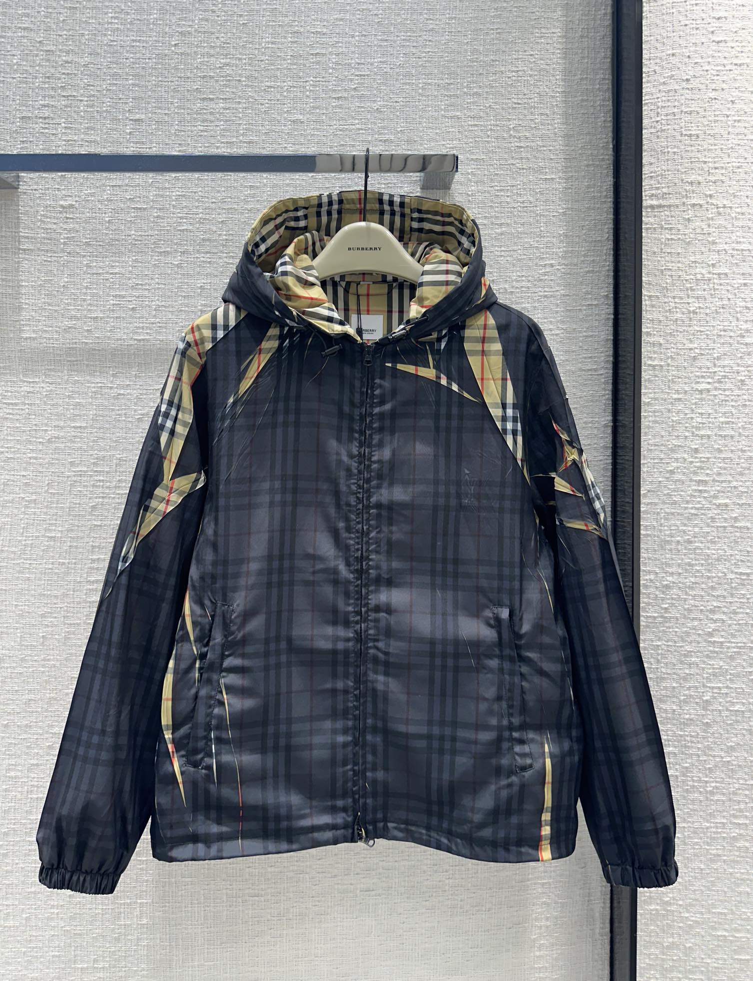Burberry - 2403-24 Новинка ранней весны. Куртка с капюшоном в клетку.