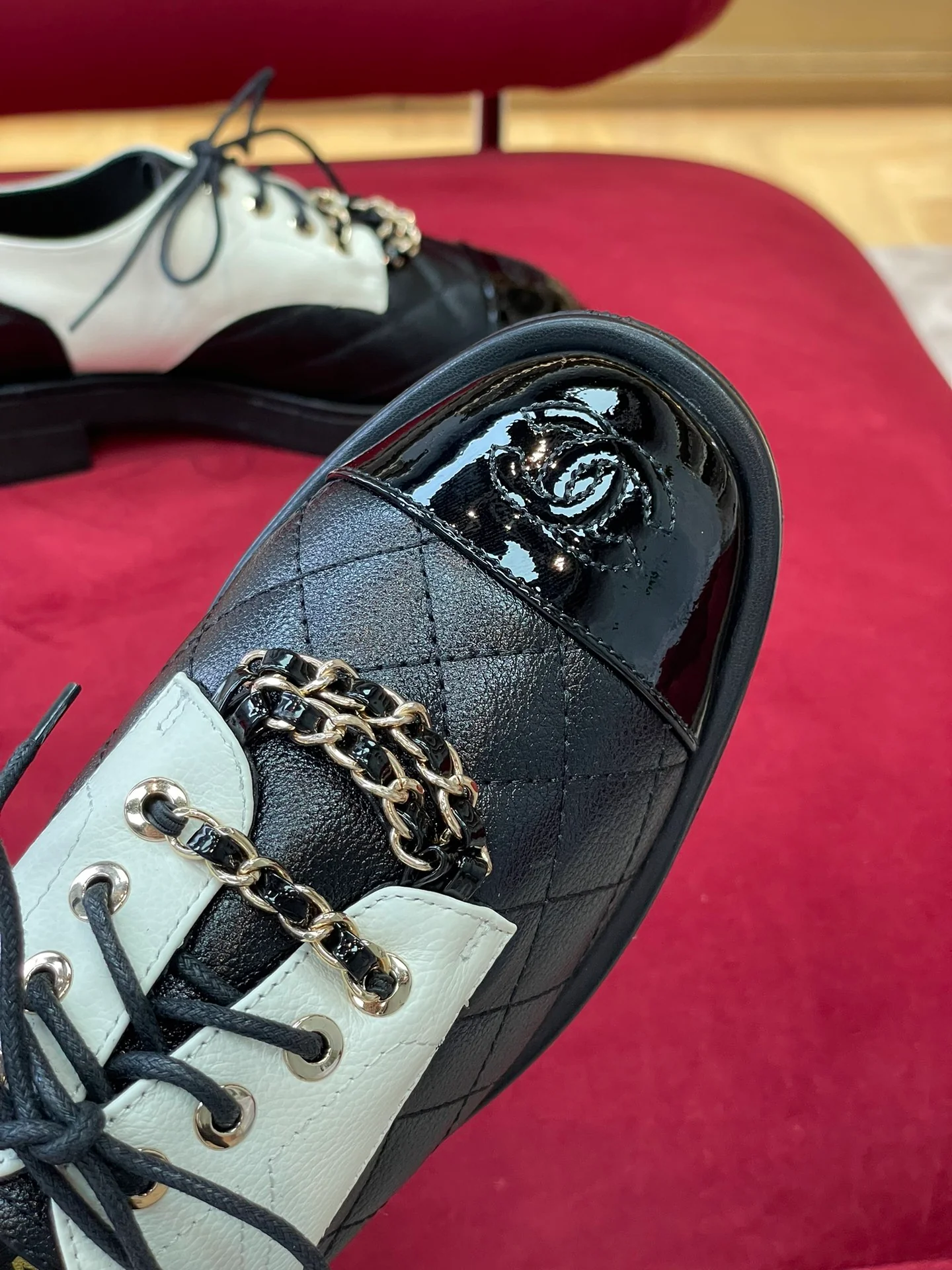 Кожаные туфли Chanel с цепочками — белые и черные