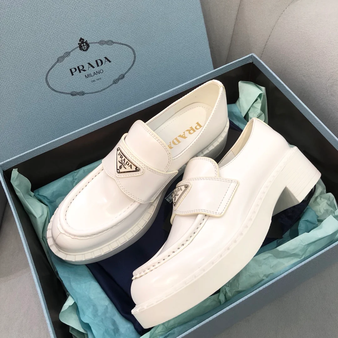 Обувь Prada - Лоферы Prada - лакированная кожа с серебряным треугольным логотипом - лоферы на платформе - белые