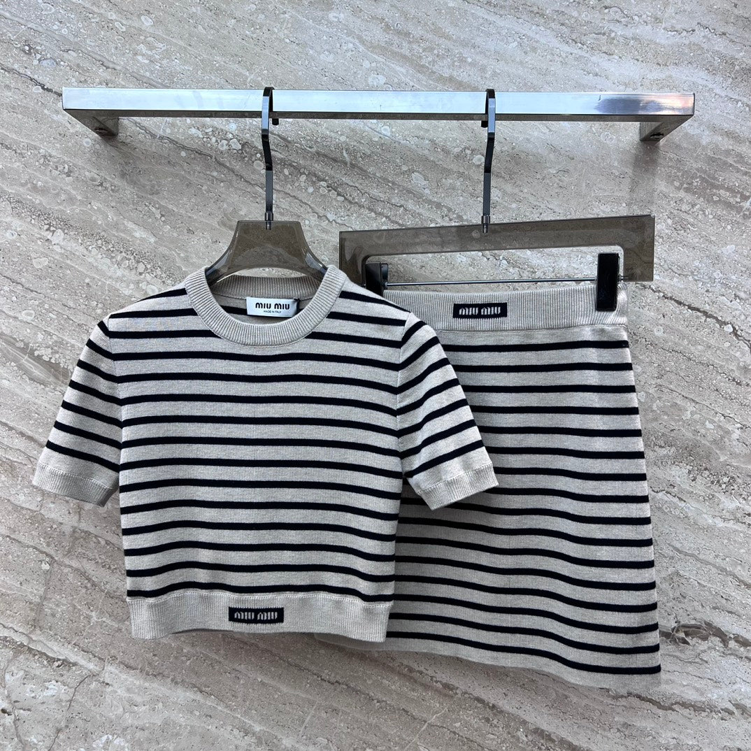 Miu Miu - 2404 - Комплект из хлопкового трикотажного топа с круглым вырезом и короткими рукавами и юбки.