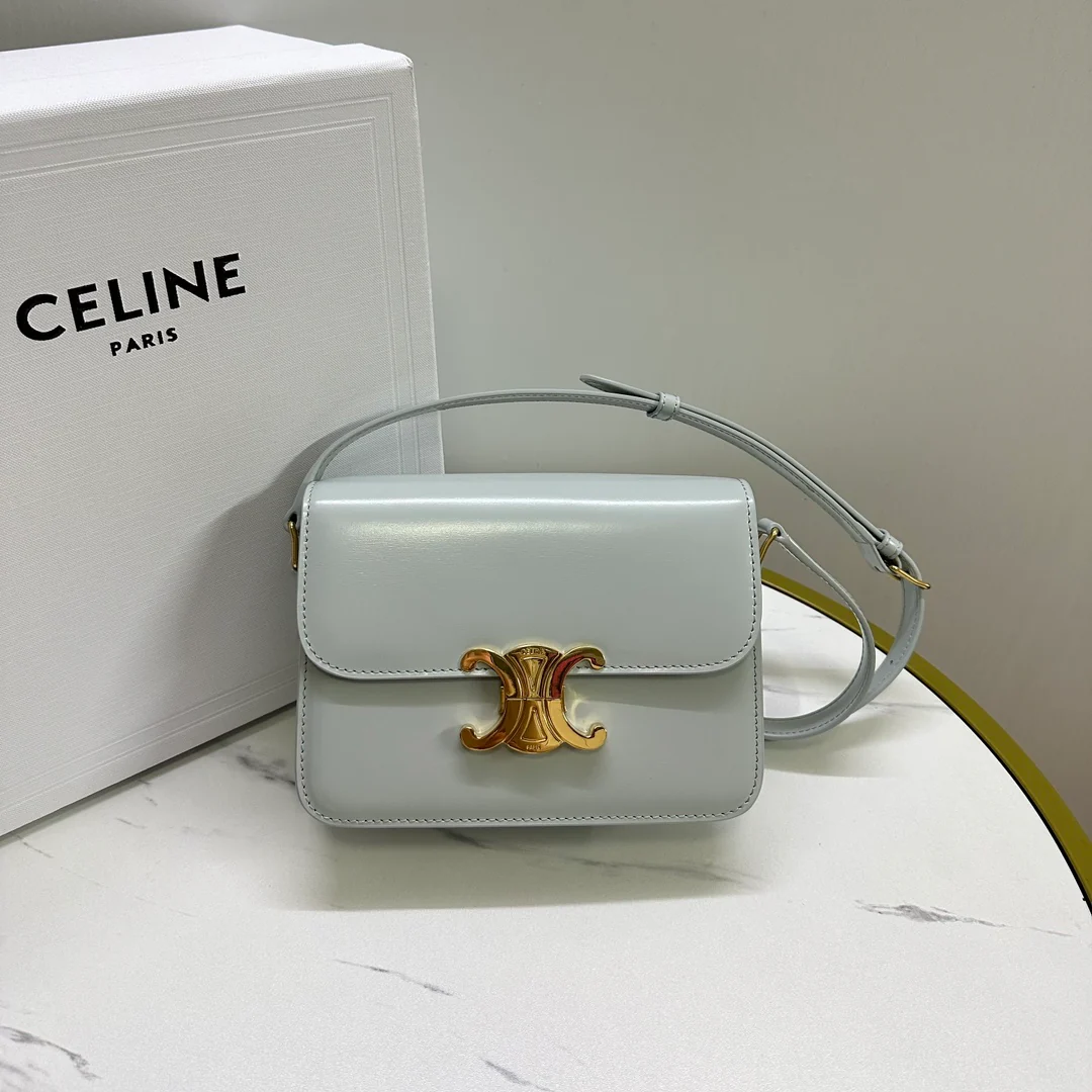 Сумка Celine Triomphe Classic из глянцевой телячьей кожи, нежно-голубого цвета.