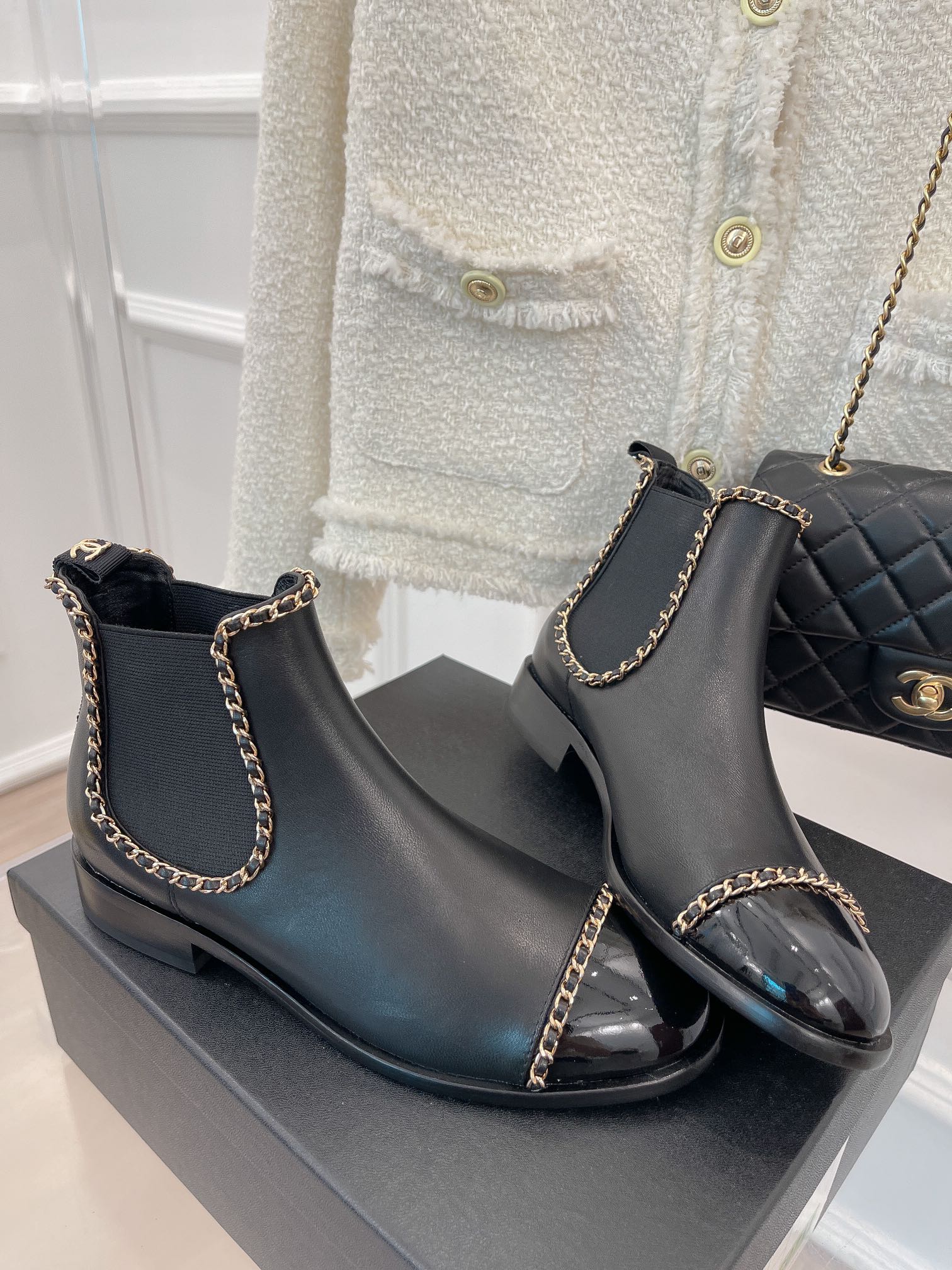 Новинка сезона осень/зима 2023 от Chanel - Ботильоны на массивном каблуке с цепочкой - 3 см - с боковой застежкой (черные)