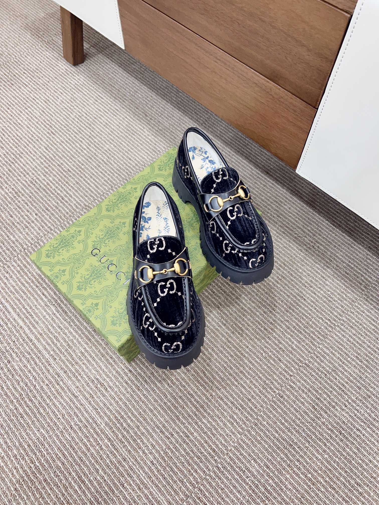 Новинка сезона осень/зима 2023 от Gucci — Лоферы — Черные с монограммой.