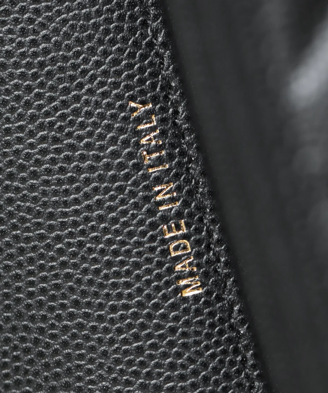 Мини-рюкзак Chanel из 25-каратного золота с крупным клетчатым узором и фурнитурой из светлого золота.