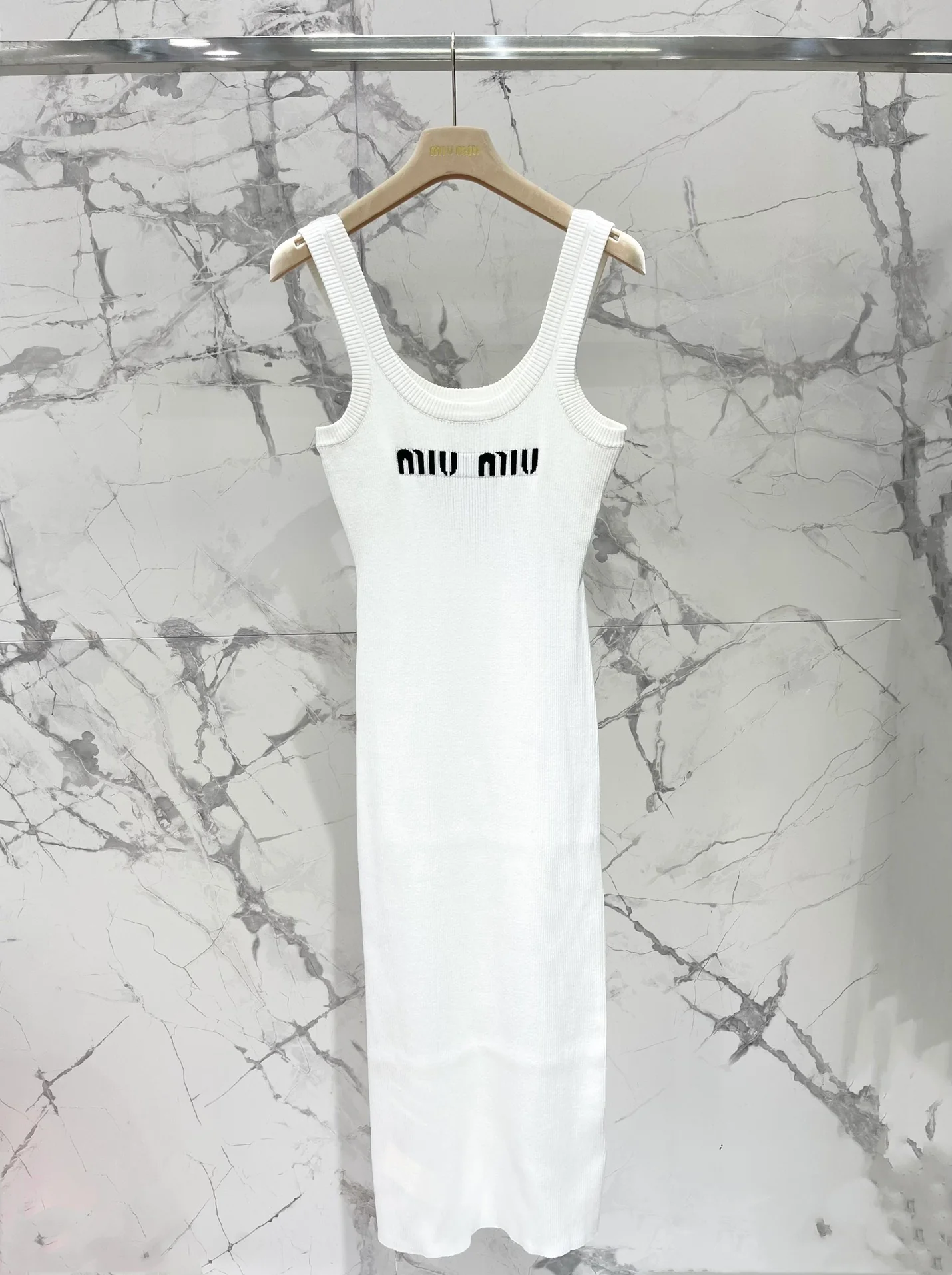 Miu Miu - Летняя новинка 2404-24: Элегантное вязаное платье-жилет с U-образным вырезом - белое.