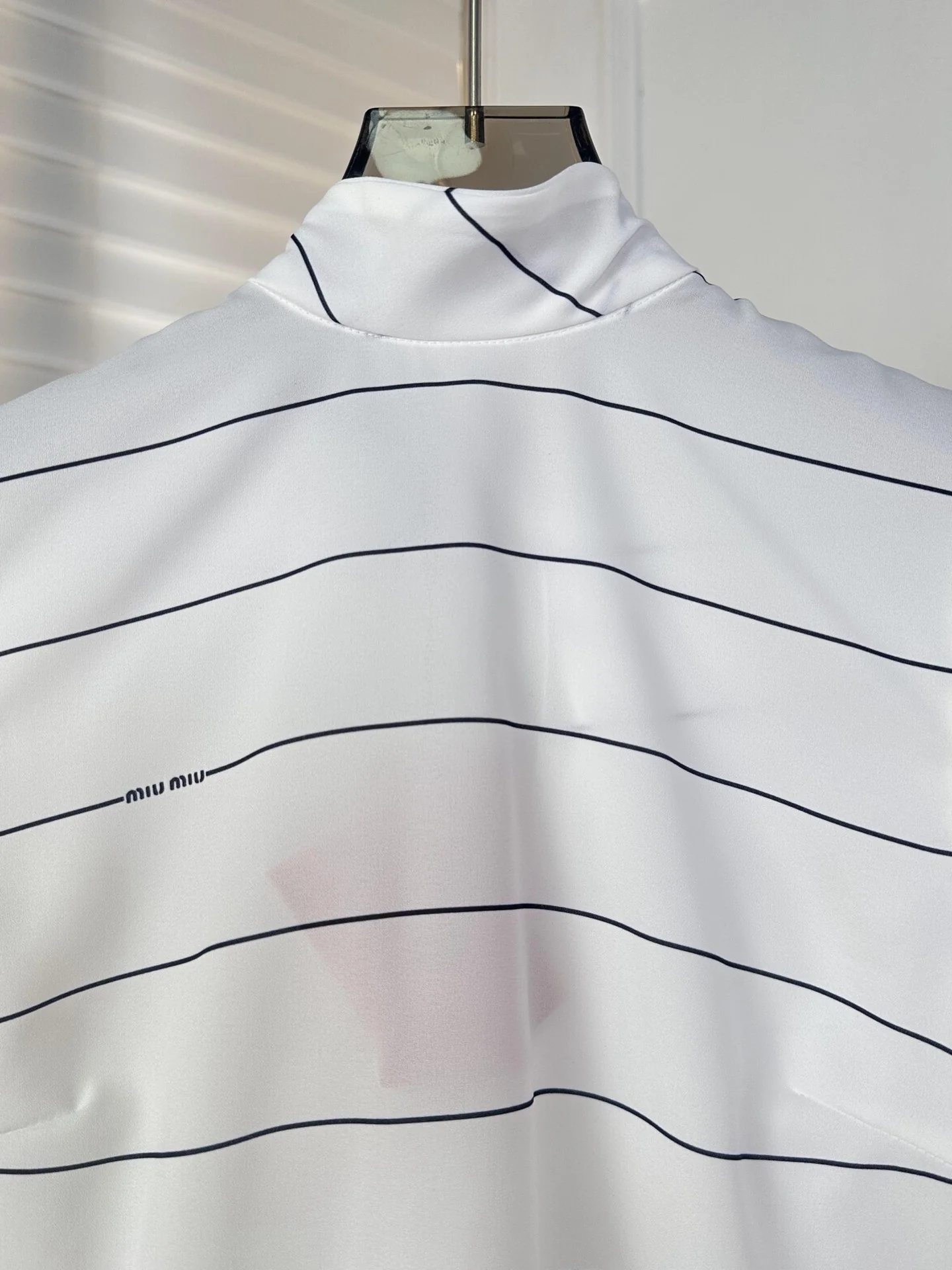 Miu Miu - 2404 - Комплект из полосатого струящегося жилета с бантом и полосатой плиссированной юбки - Белый