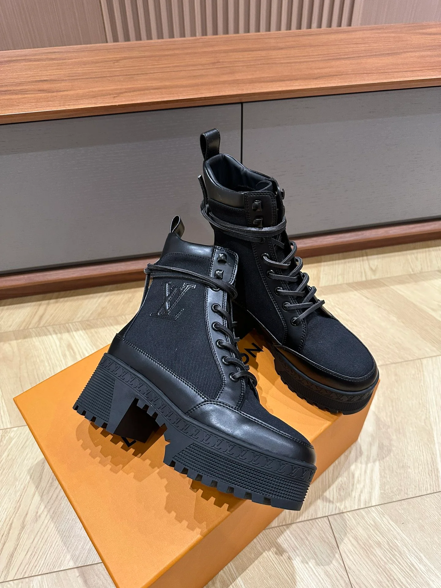 LV-2024 - Ботинки на высоком каблуке и платформе - Черные