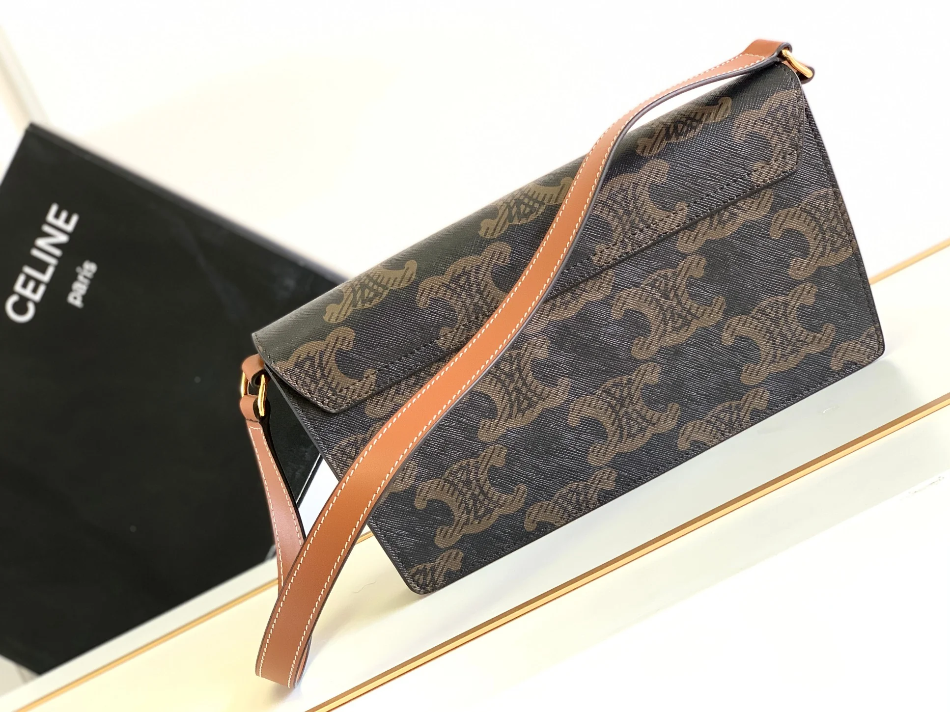 Сумка Celine Triomphe из телячьей кожи с принтом под холст