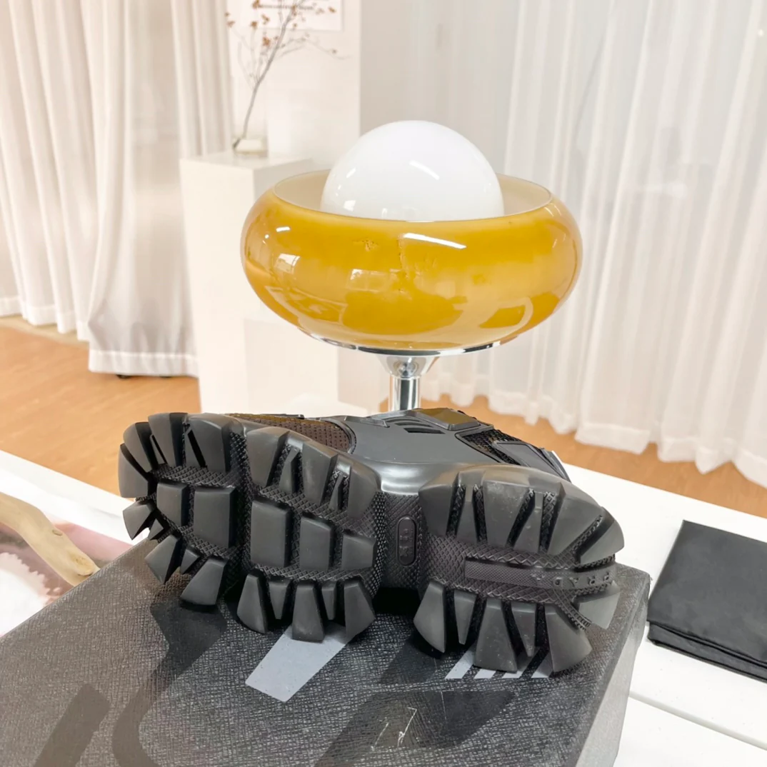 Обувь Prada - коллекция Prada ранней весны 2022 года - блестящие массивные кроссовки