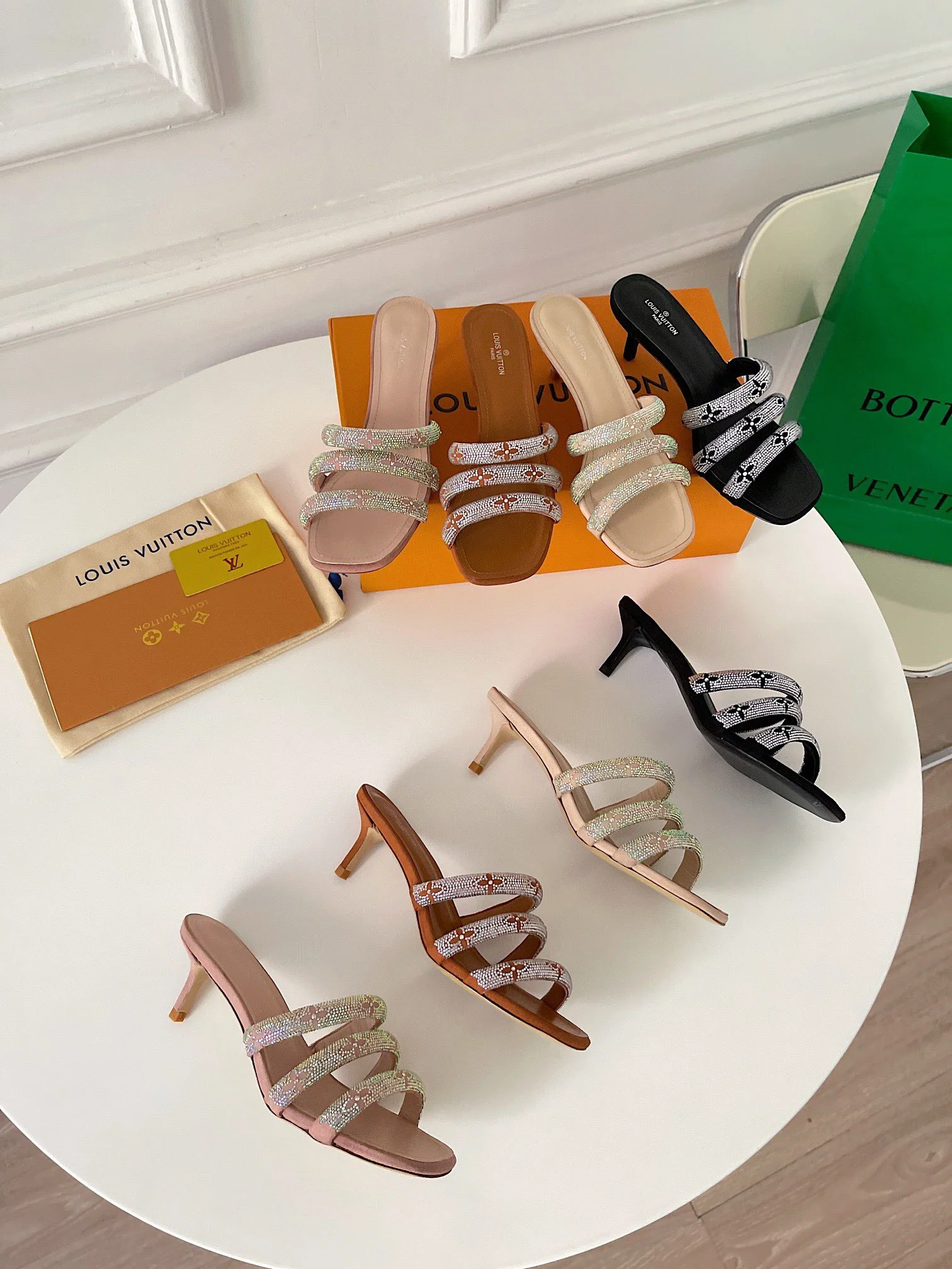 LV - Тапочки - Туфли на высоком каблуке - Изображение из коллекции