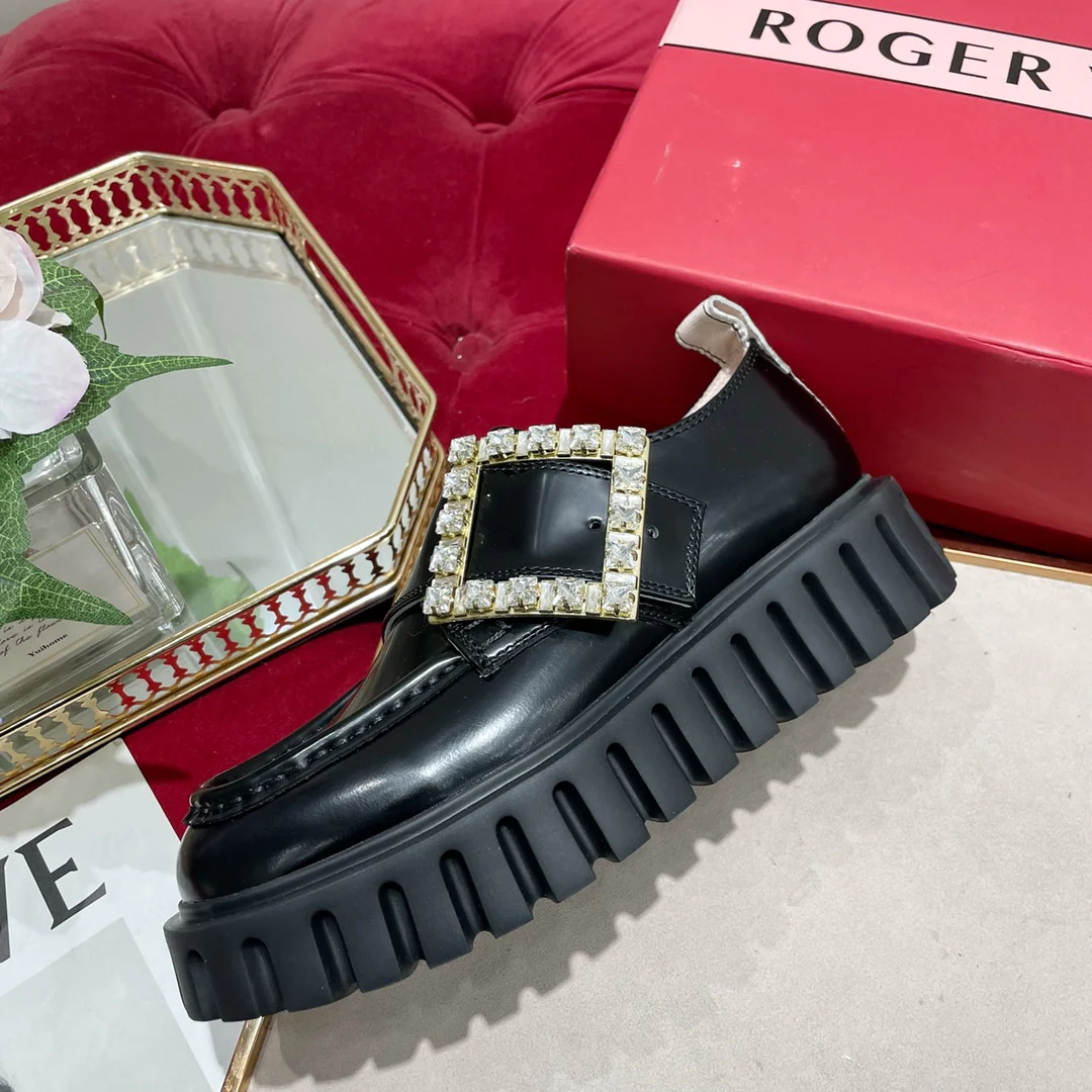 Лоферы из лакированной кожи с пряжками