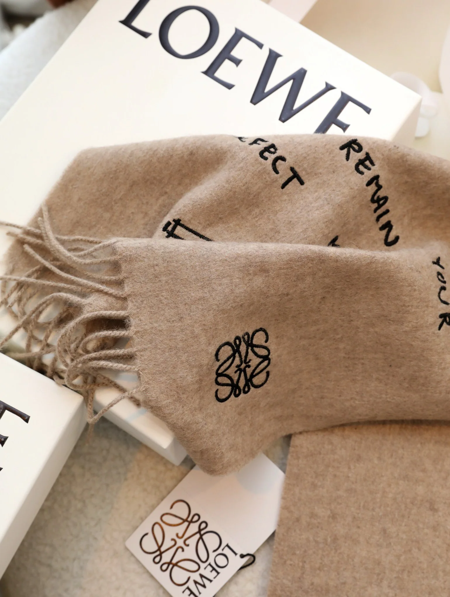 Шарф Loewe с вышивкой пуговицами в виде анаграммы - 35 см - 180 см - 100% овечья шерсть