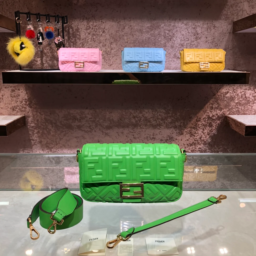 Сумка Fendi Baguette среднего размера из зеленой кожи.