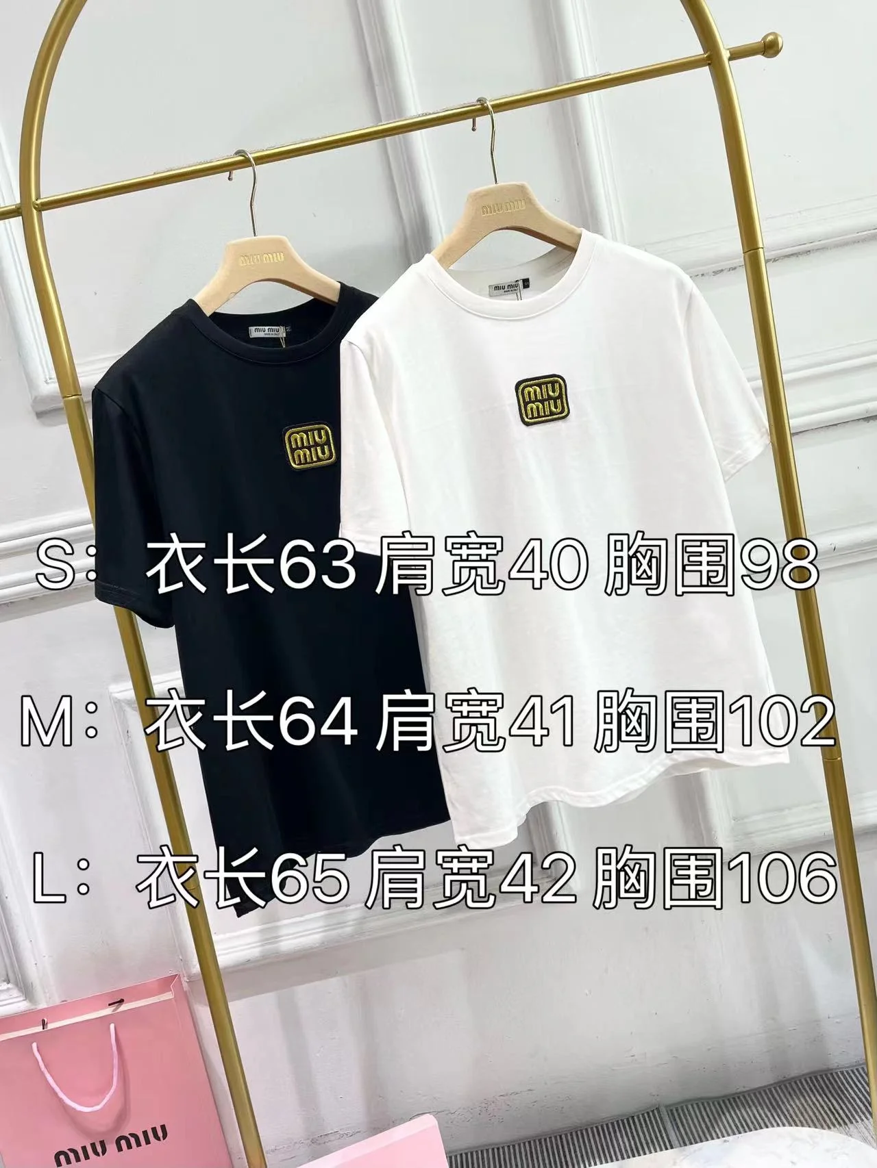 Футболка Miu Miu 2404 с вышитыми буквами и аппликацией, с коротким рукавом, белая.