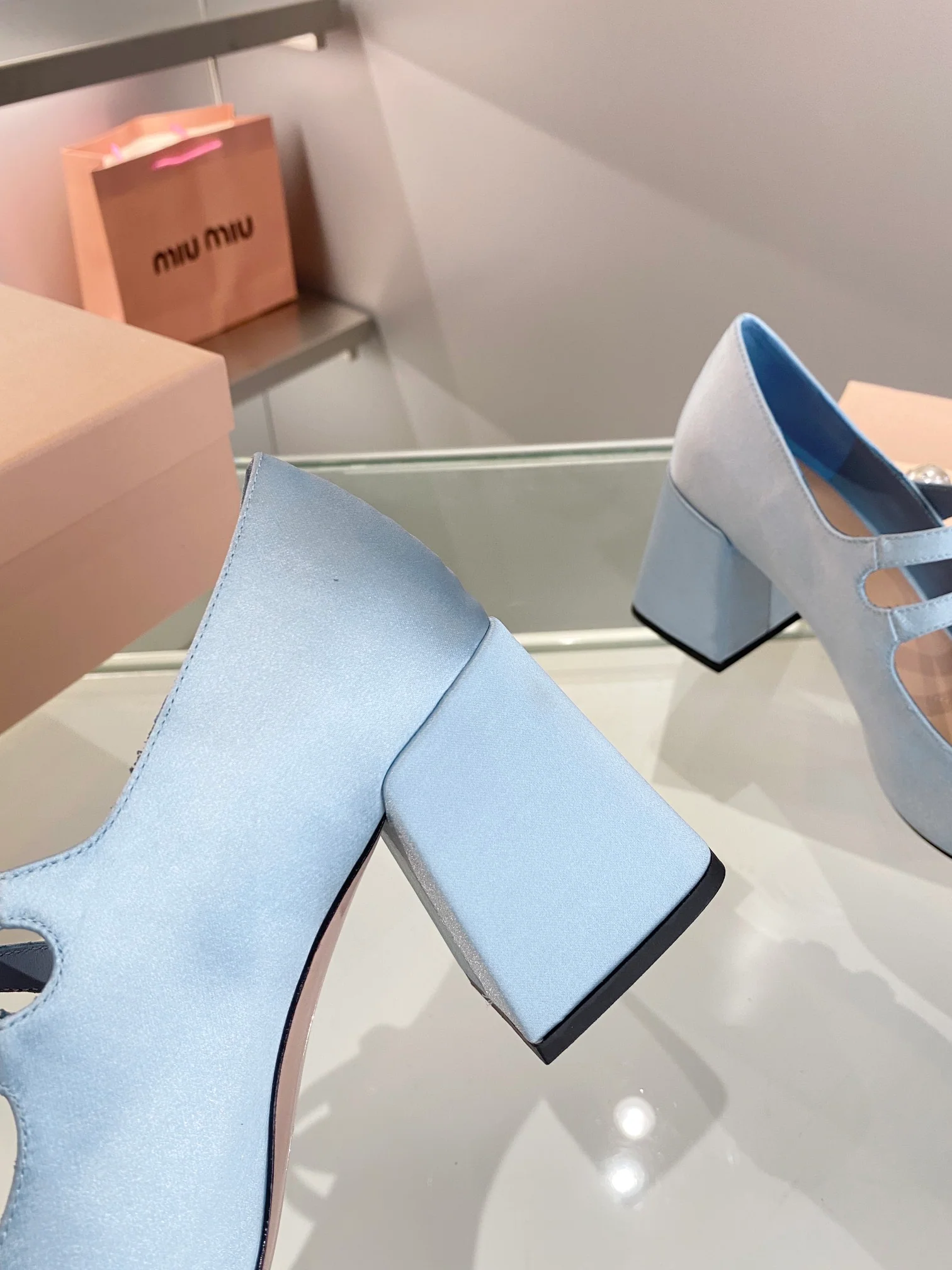 Новинка весны 2022 года от Miu Miu - Туфли на массивном каблуке - Синие