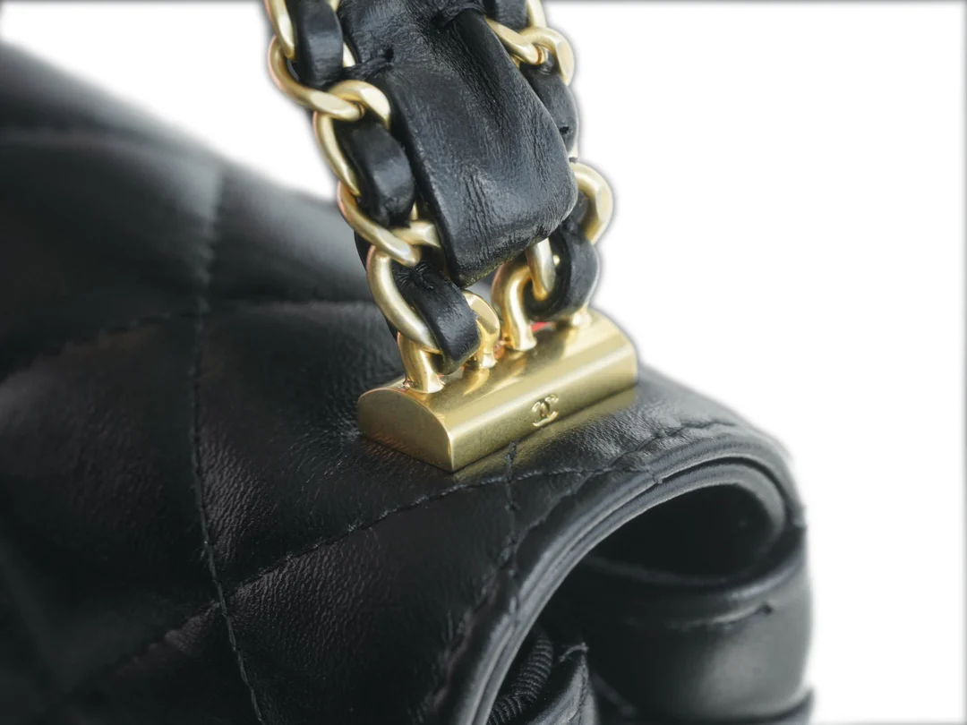 Коллекция Chanel осень/зима - 19 - Сумка ?Тофу? - Черная, широкий плечевой ремень, мятая кожа