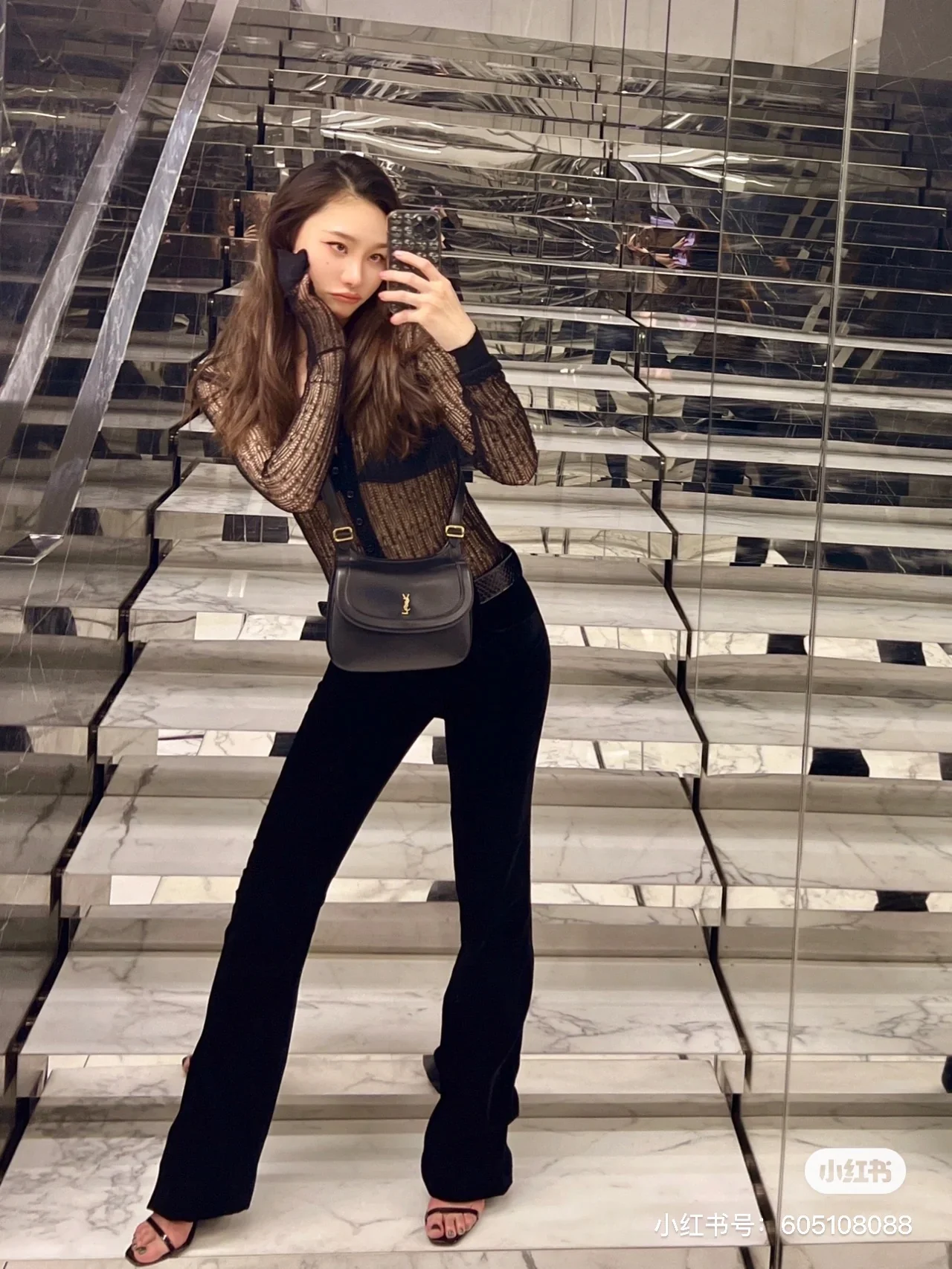 Новинка сезона весна/лето 2022 от YSL - Сумка через плечо/кроссбоди - Фотографии в действии