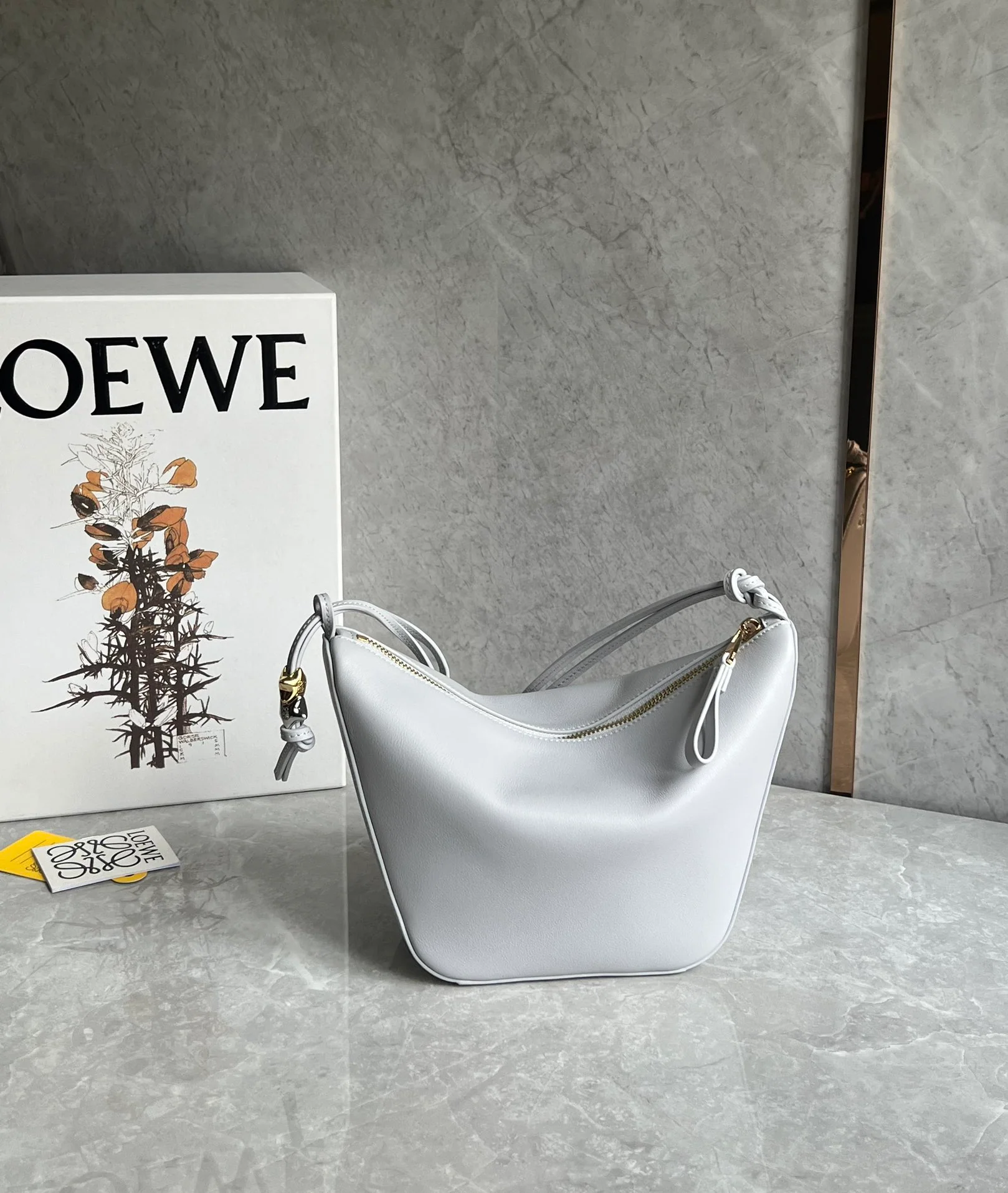 Сумка-хобо Loewe Hammock - белая.