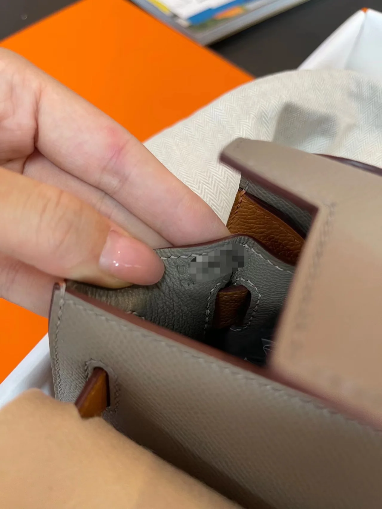 Hermes Kelly 28 Epsom Gold Brown с пряжкой M8 Ashy Grey - Silver