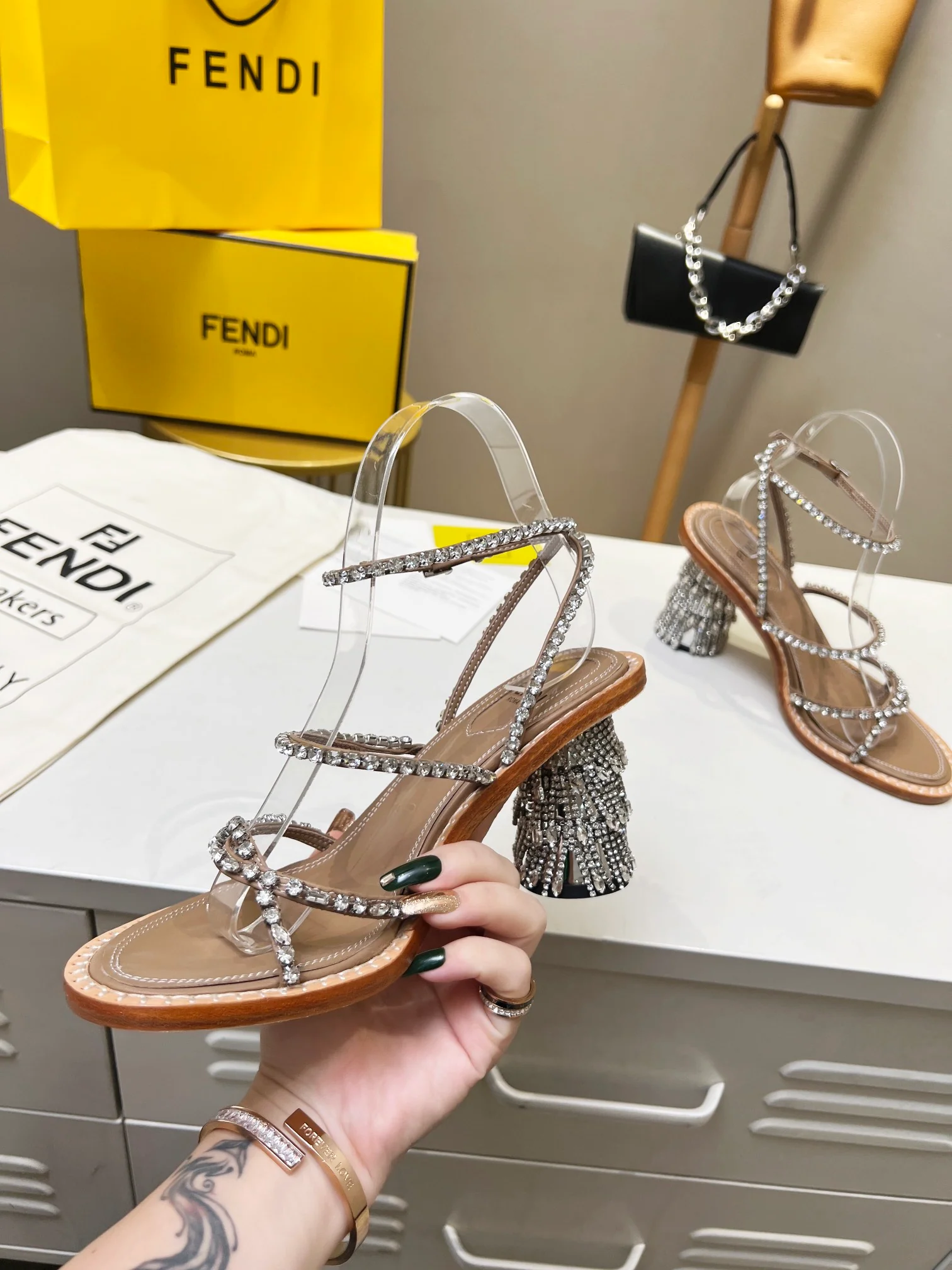 Fendi - Новинки ранней весны 2022 года - Сандалии и туфли на каблуках - 1