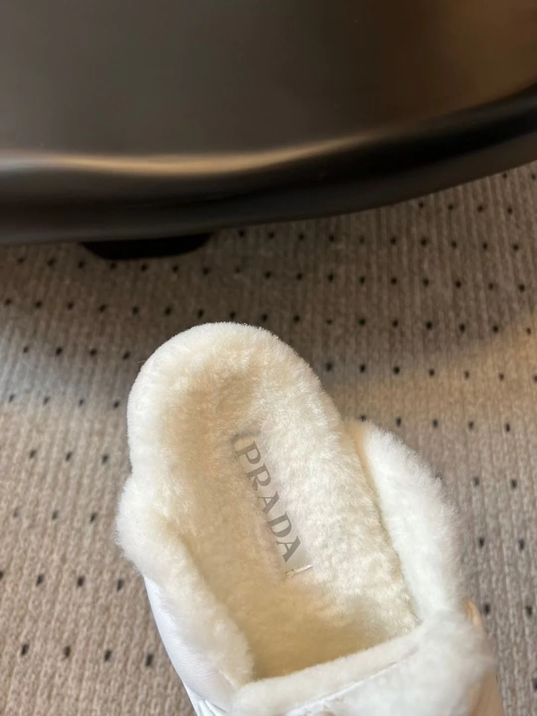 Новинка сезона осень/зима 2023 от Prada - Тапочки с объемным носком из овчины и меха - Белые