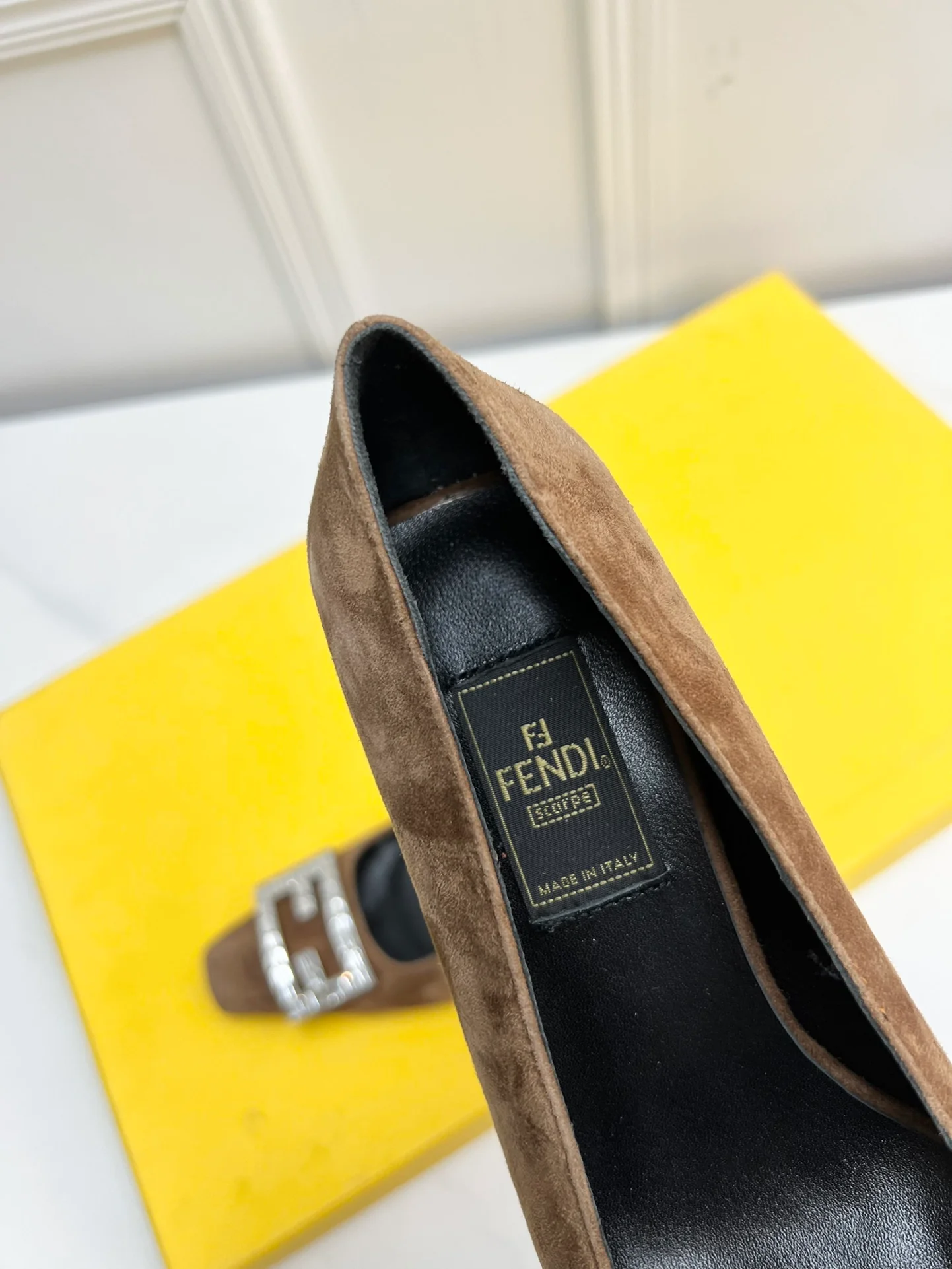 Туфли Fendi на среднем каблуке с квадратным носком и пряжкой, украшенные стразами - коричневые