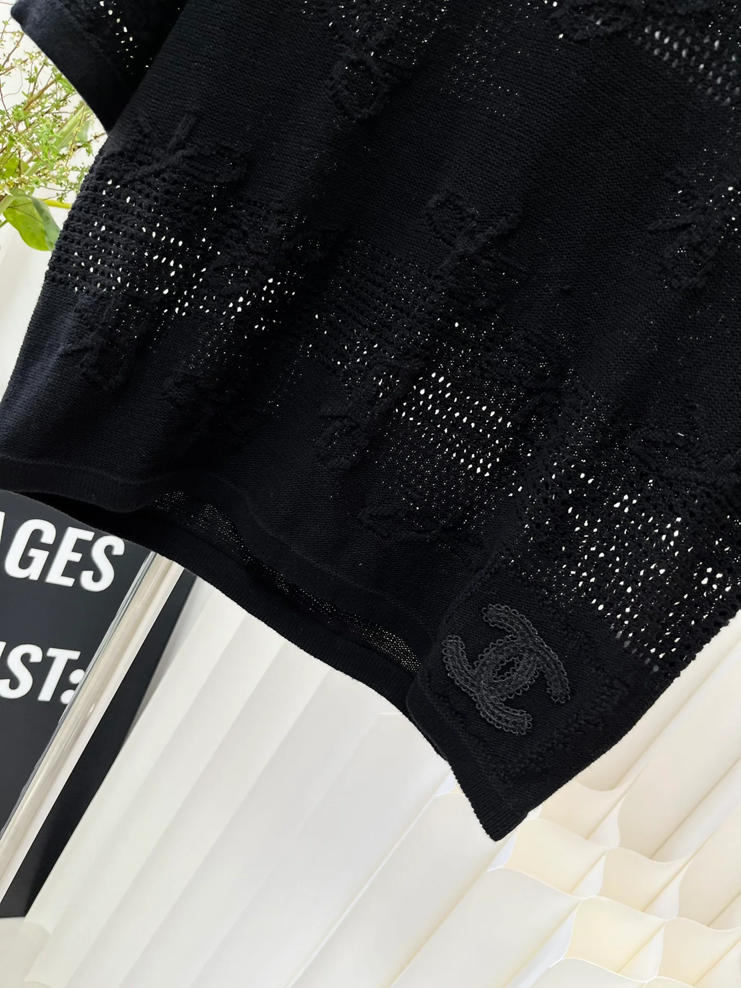 Chanel 2403 - Ажурная трикотажная футболка с коротким рукавом - Черная