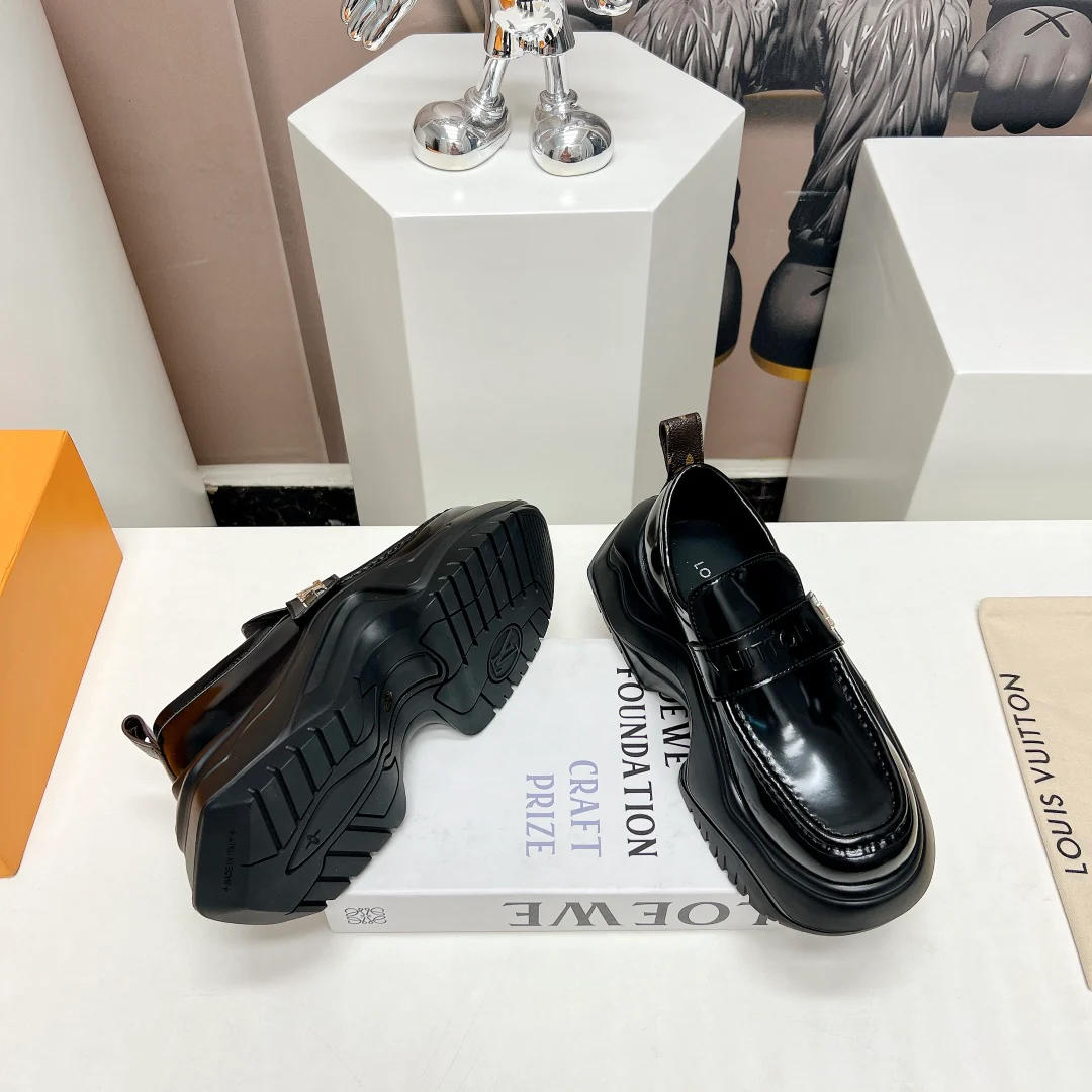 Весенняя новинка LV 2023 — повседневные туфли на платформе с закругленным носком.