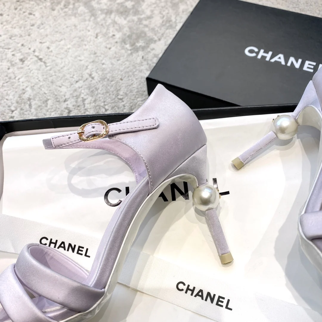 Новинка сезона весна/лето 2023 от Chanel - Босоножки на высоком каблуке с жемчужной отделкой - высота 8-5 см - Светло-фиолетовые