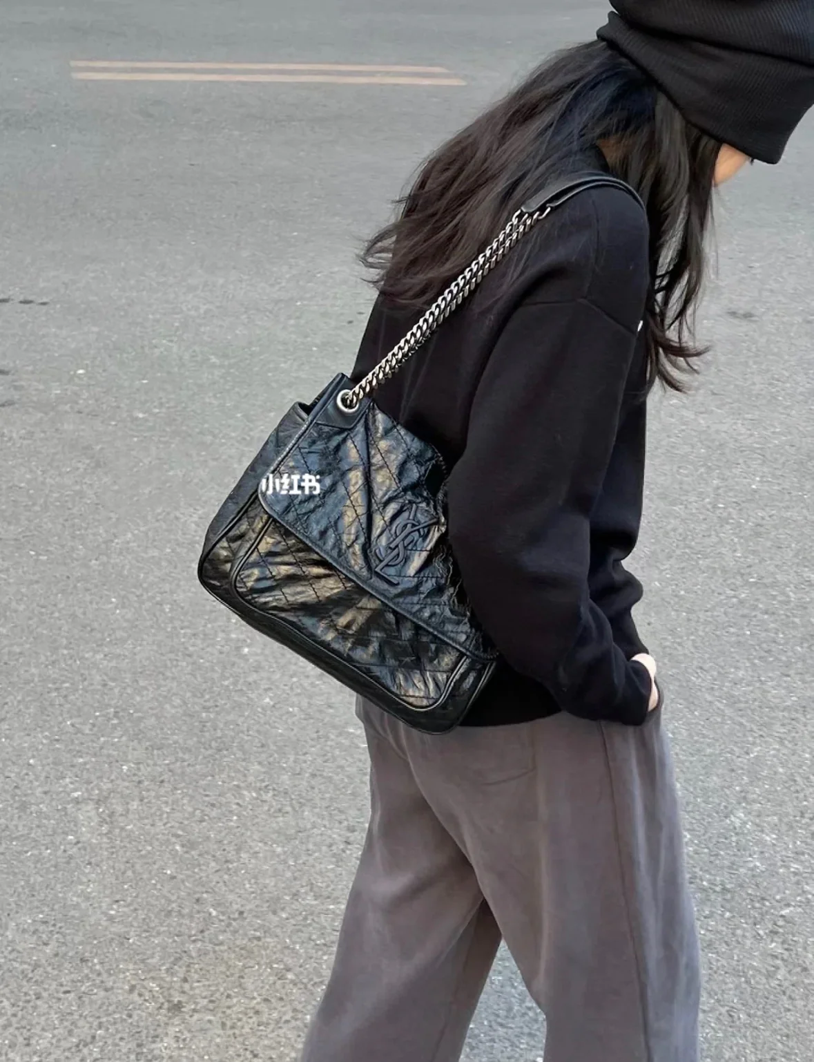 YSL Niki Baby 28 см, кожаная цепочка, черный цвет, античное серебро - на фото.