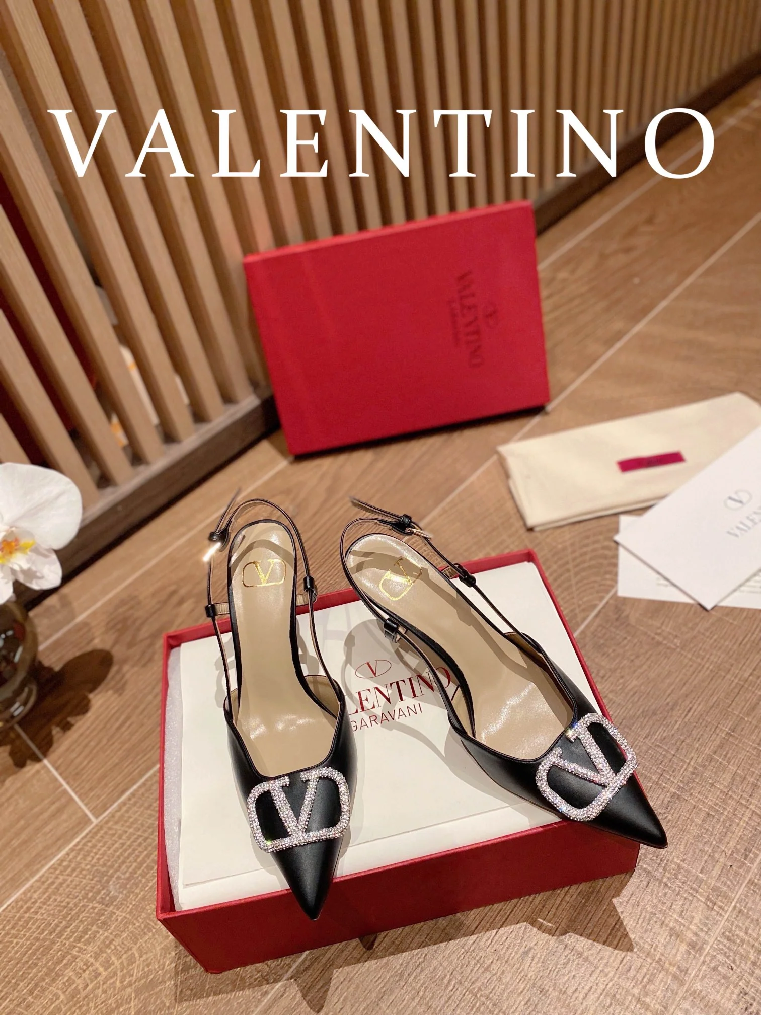 Туфли Valentino на каблуке с V-образной пряжкой и бриллиантовой отделкой, открытые сзади — черные.