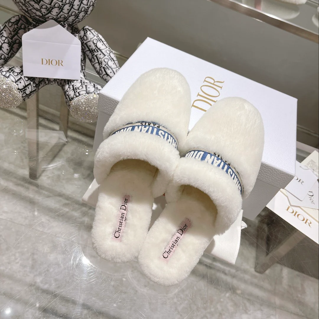 Новинка сезона весна/лето 2022 от Dior — меховые тапочки.