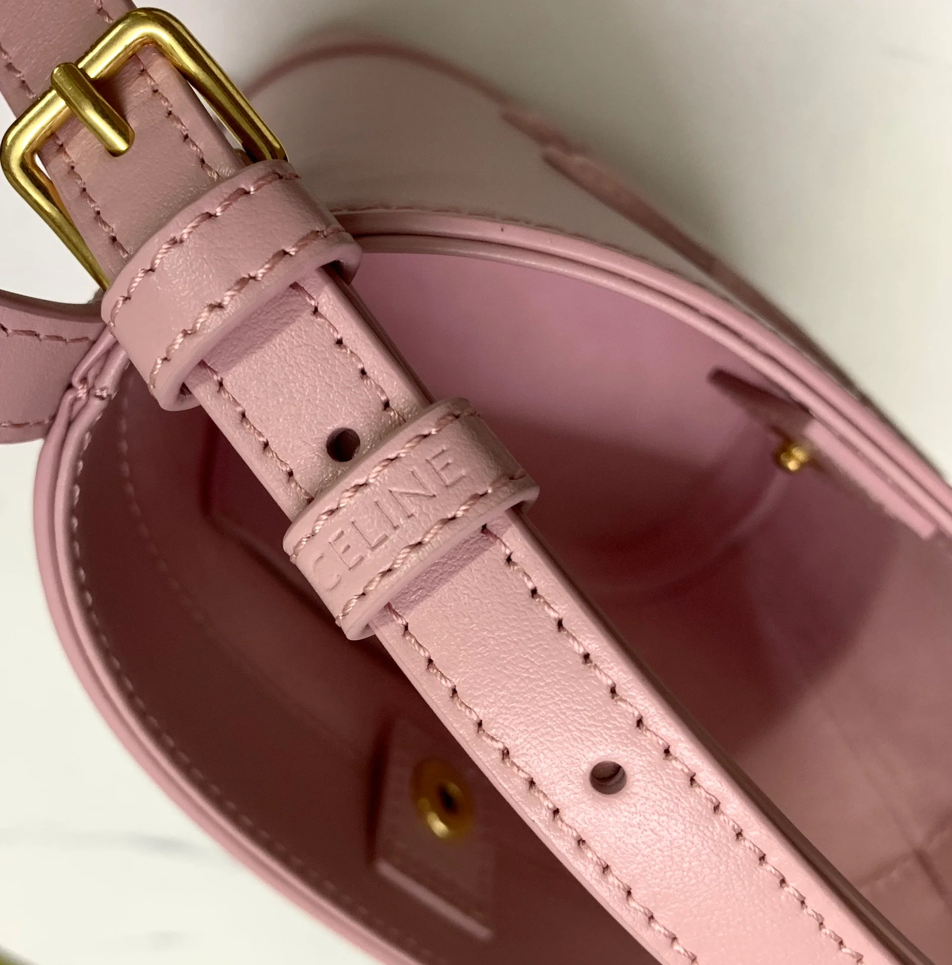 Сумка-ведро Celine с тиснением — мини-версия — розовая