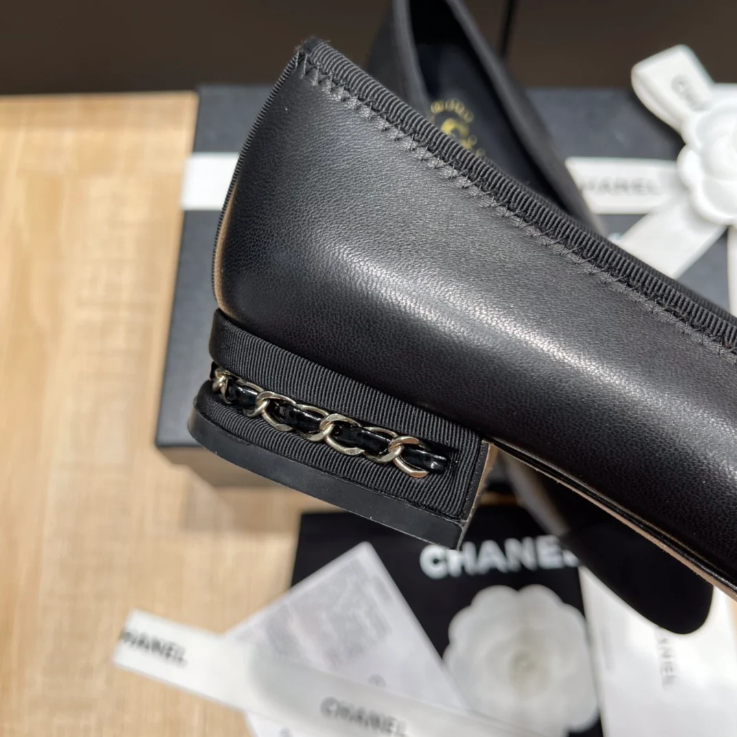 Chanel - Черные балетки с острым носком