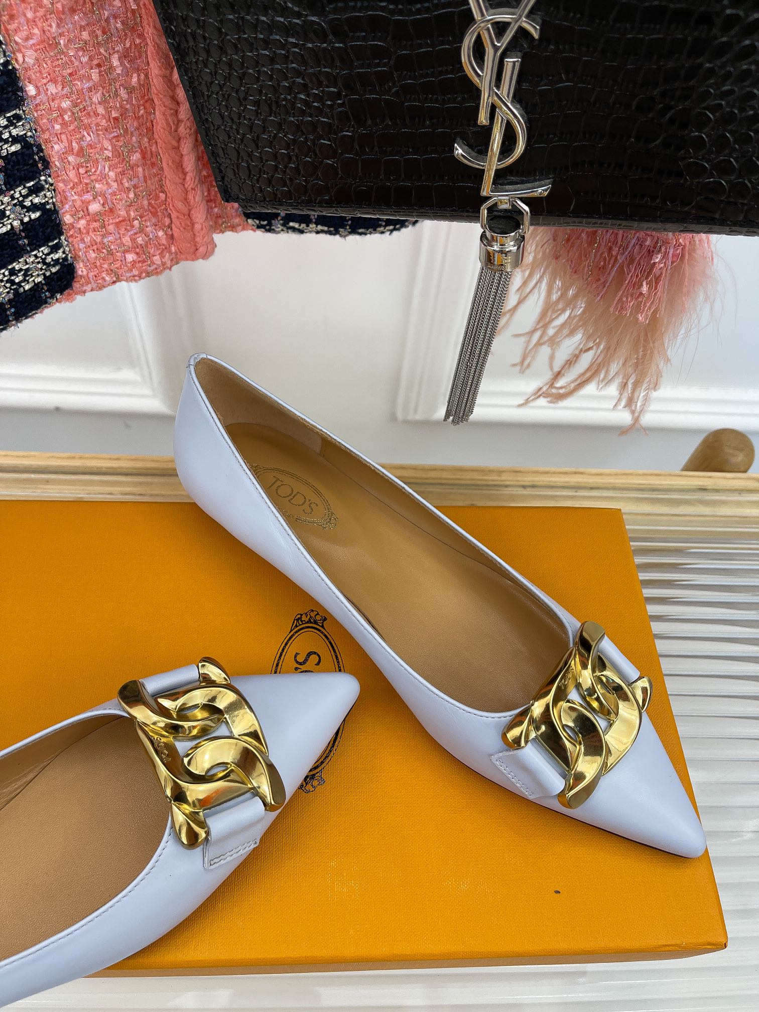 Весенняя коллекция Tods 2023 - Классические балетки с острым носком и металлическим кольцом