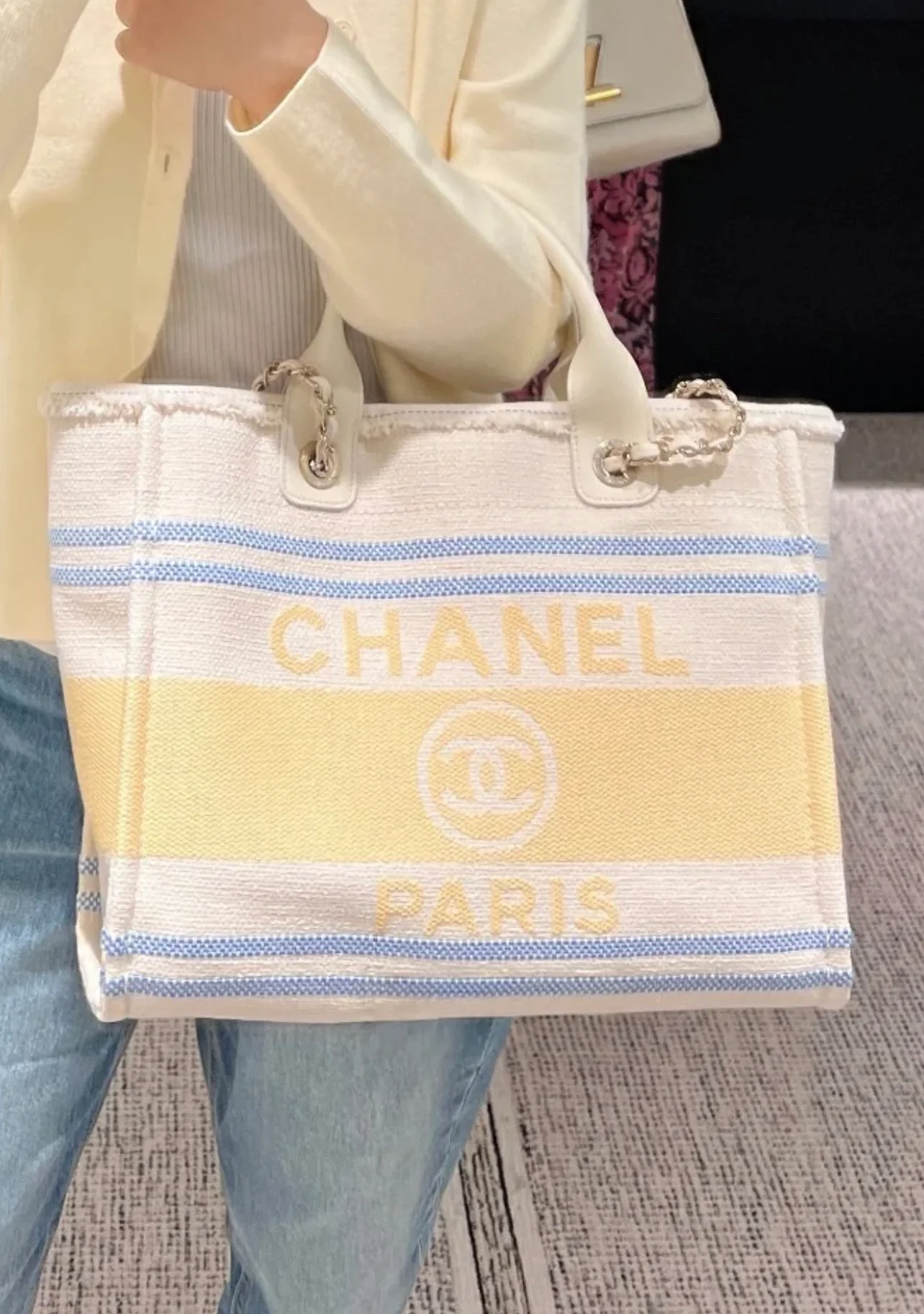 Пляжная сумка Chanel 25c, косметичка, ярко-желтая.