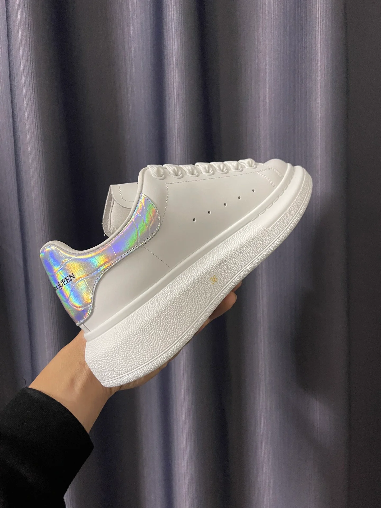 Классические белые кроссовки McQueen - унисекс - с лазерным рисунком под змеиную кожу.