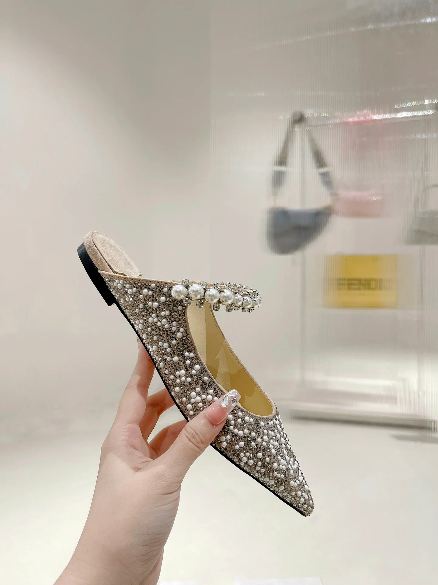 Сандалии-балетки Jimmy с острым носком и жемчужным блеском - серебристые