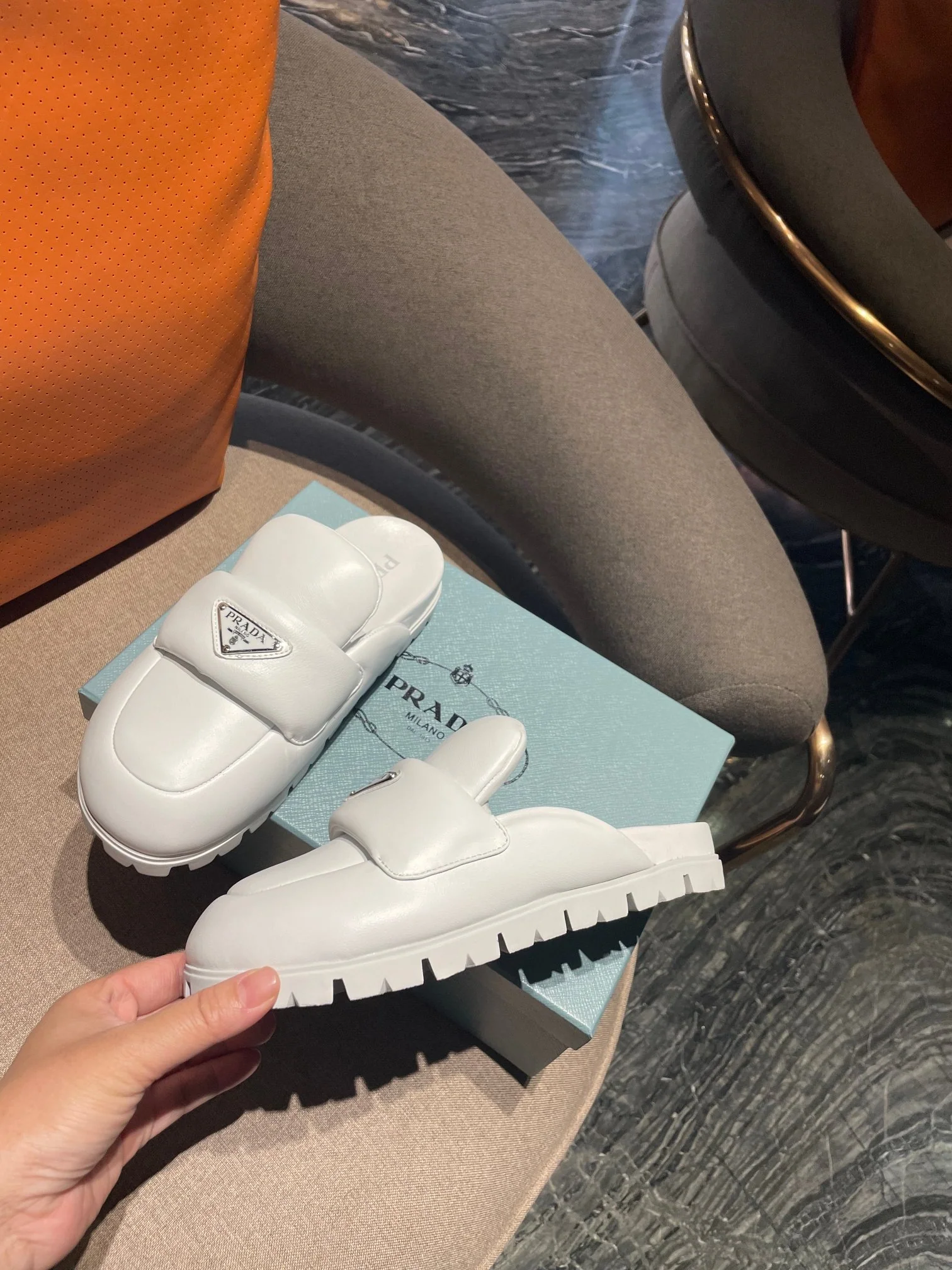 Новые поступления коллекции Prada ранней весны 2023 года — стиль Хейли Бибер — лоферы