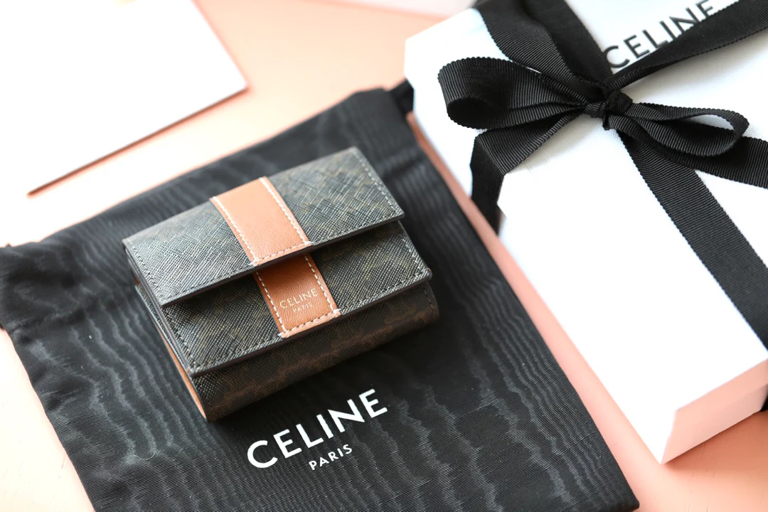 Складной короткий кошелек Celine Triomphe из овечьей кожи с принтом логотипа на канве