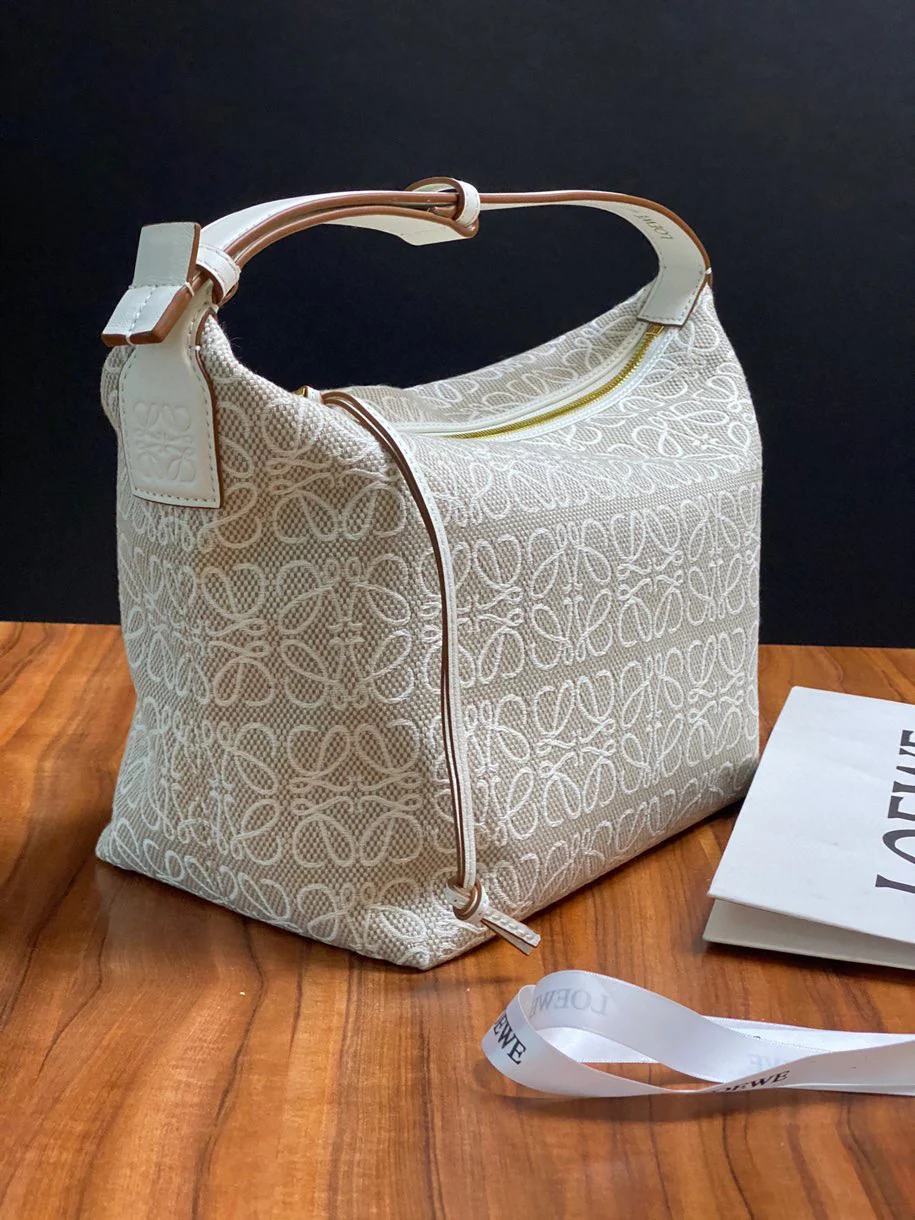 Большая сумка для ланча Loewe Cubi, белая, с вышивкой.