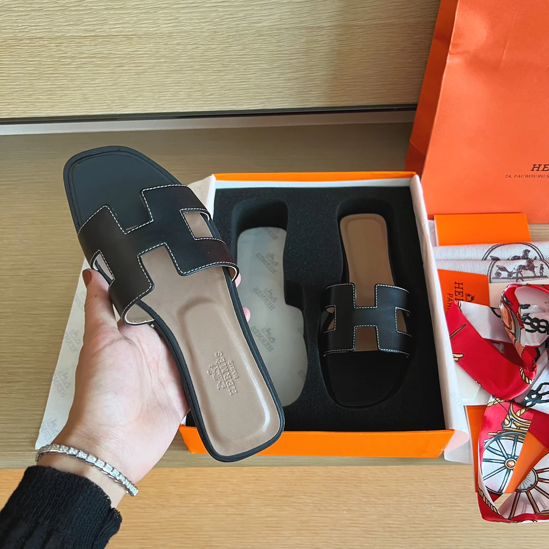 Классические домашние тапочки Hermes с буквой H - однотонная кожа - черно-коричневые