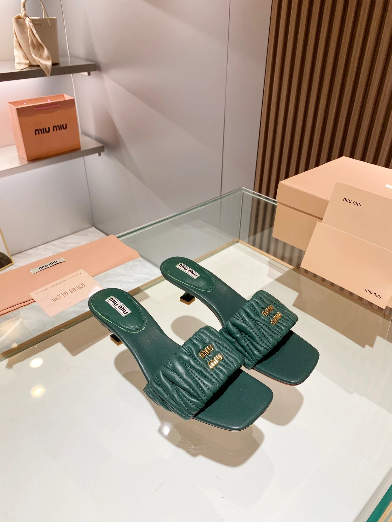 Новинка весны 2023 года от Miu Miu - Тапочки на низком каблуке - Темно-зеленые