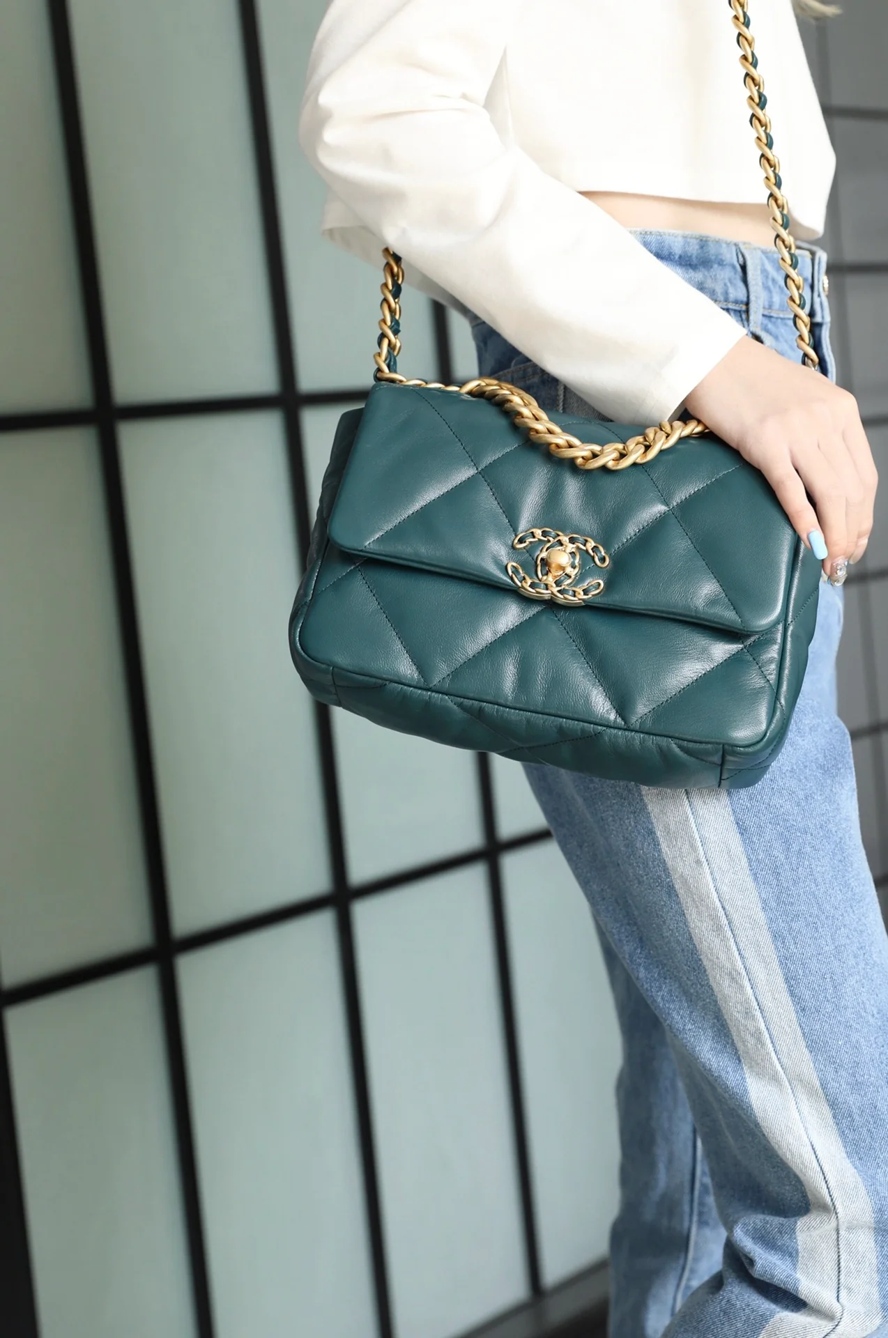 Сумка Chanel 19 — маленькая, темно-зеленая.