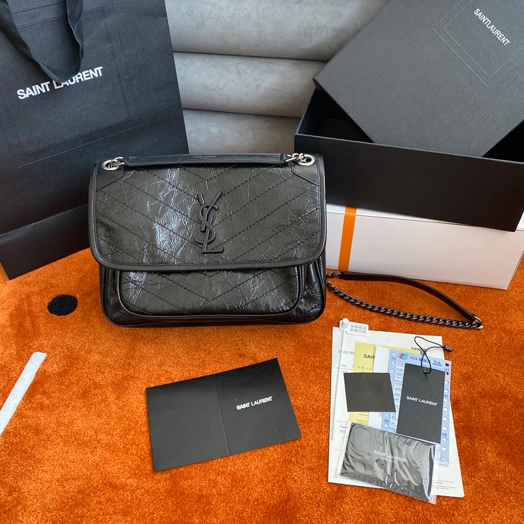 Сумка-мессенджер YSL-niki, черная, с серебряной цепочкой, из кожи с покрытием, 28 см.